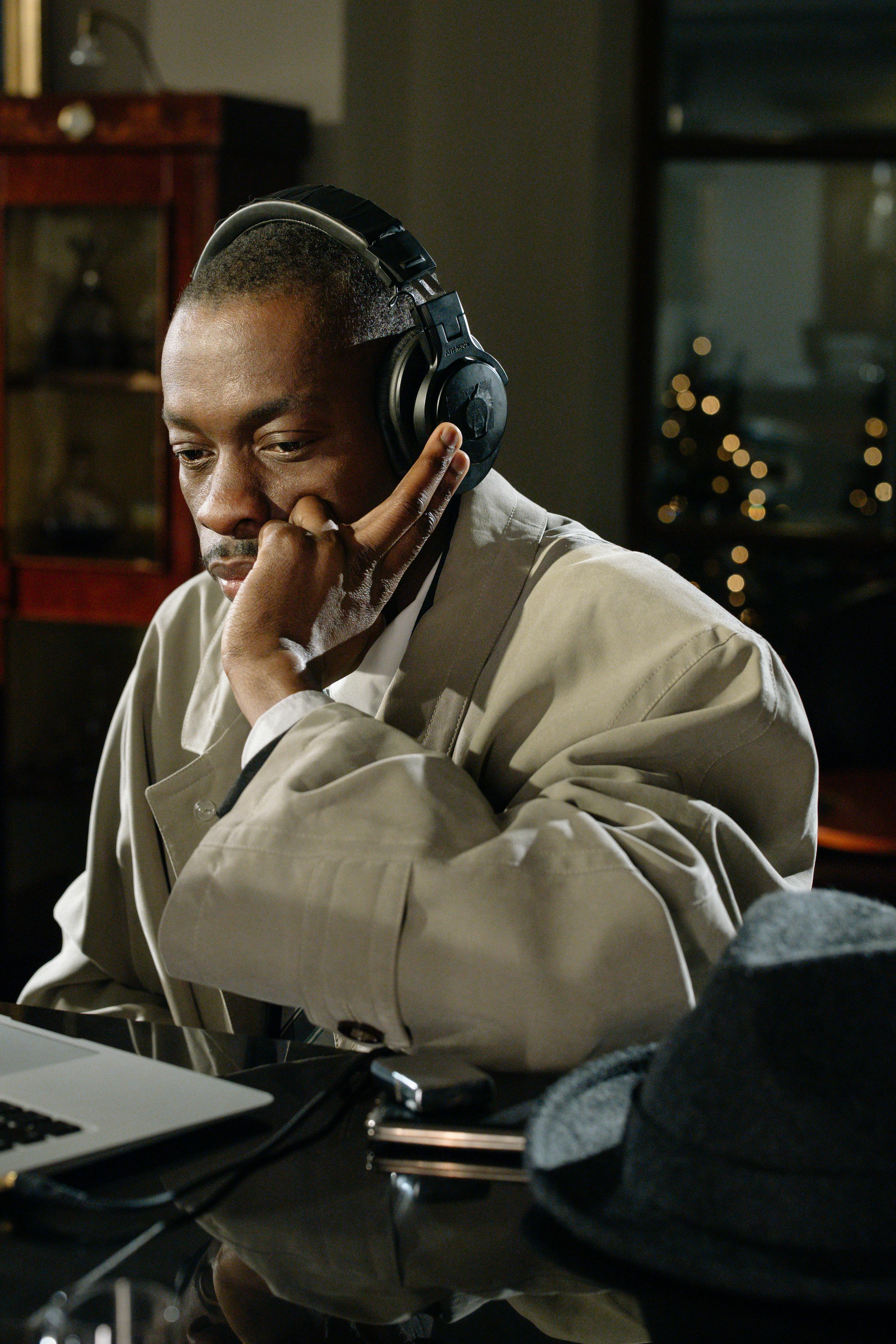 Ein Mann hört mit Kopfhörern zu | Quelle: Pexels