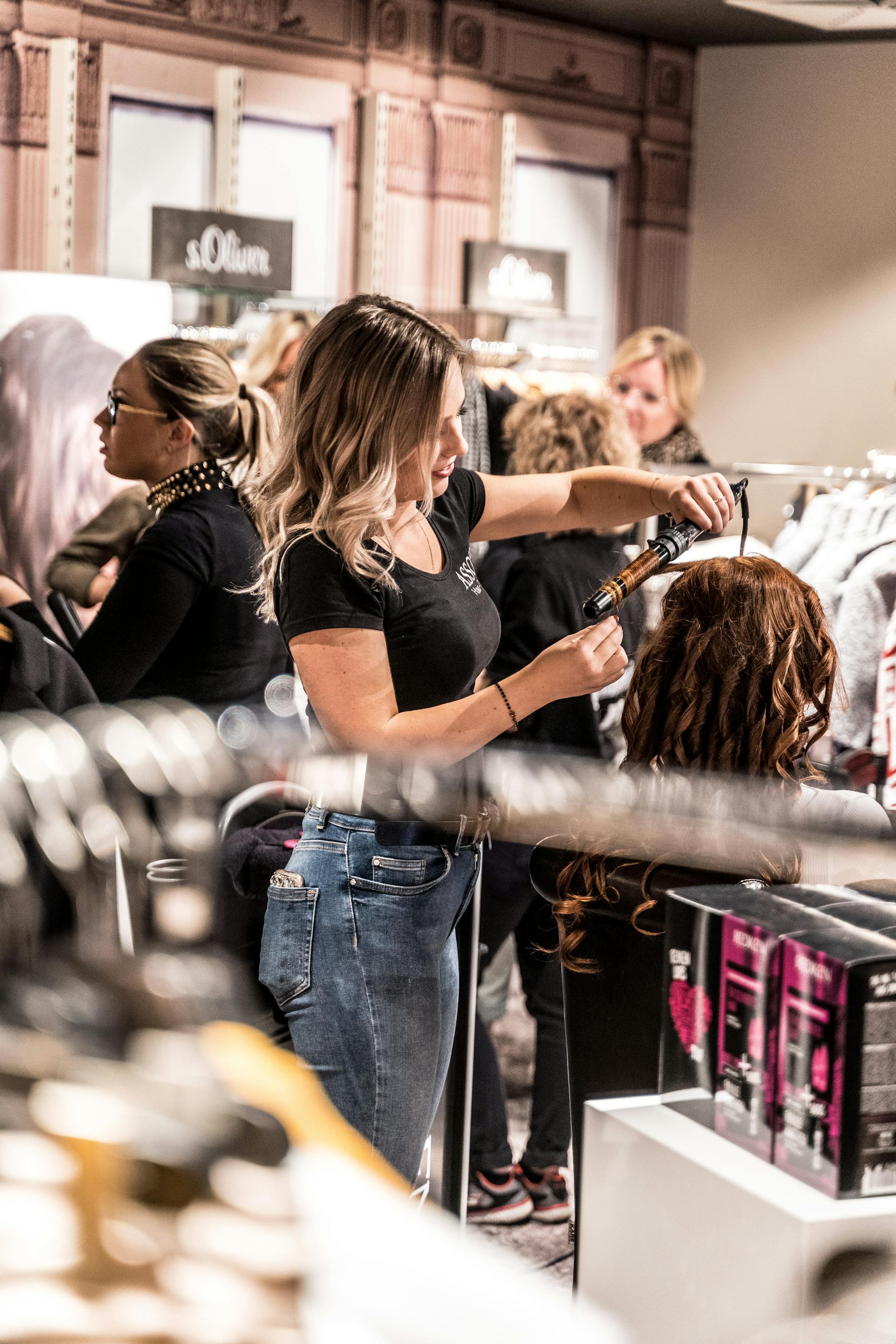Ein geschäftiger Friseursalon | Quelle: Pexels