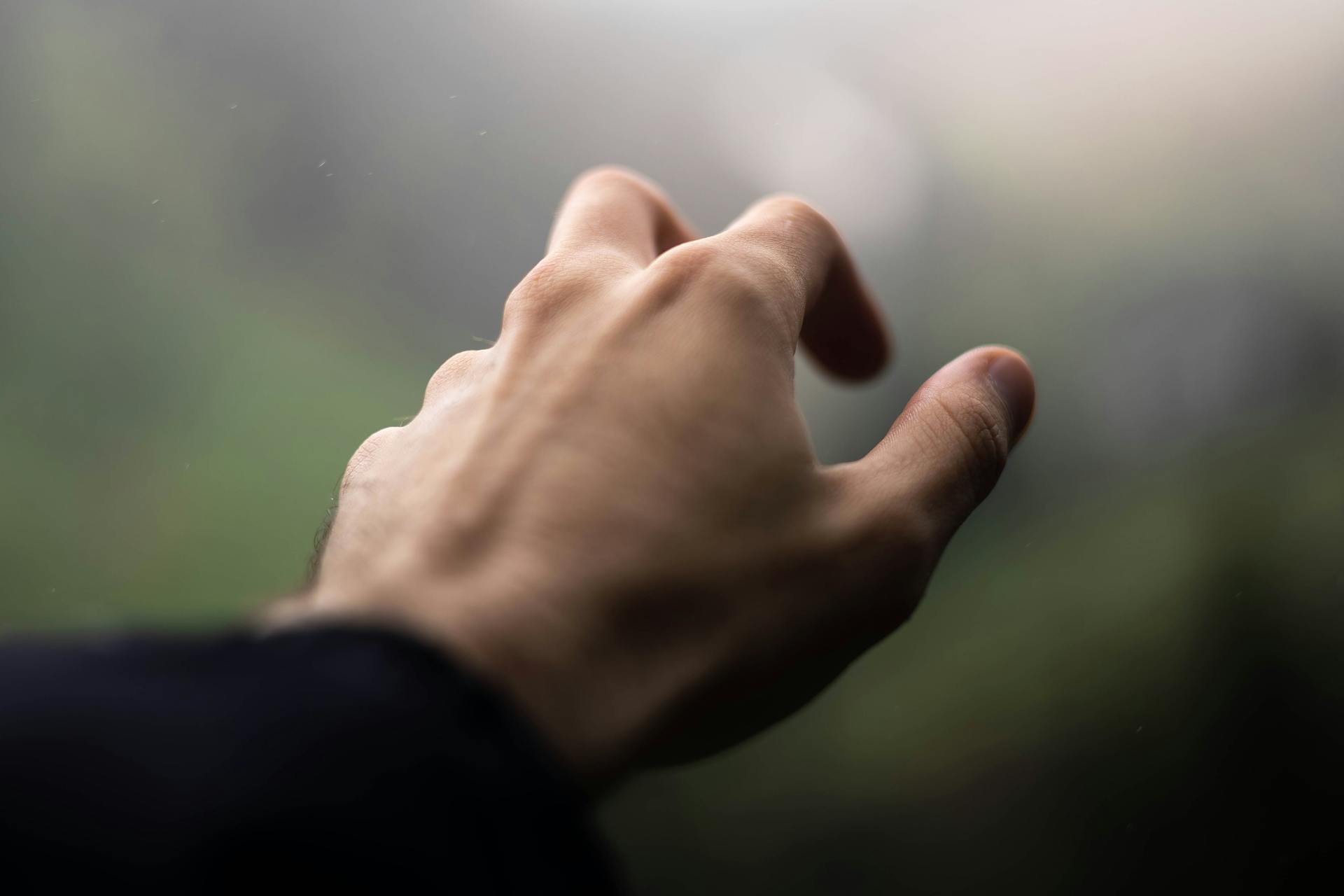 Ein Mann, der jemandem die Hand reicht | Quelle: Pexels
