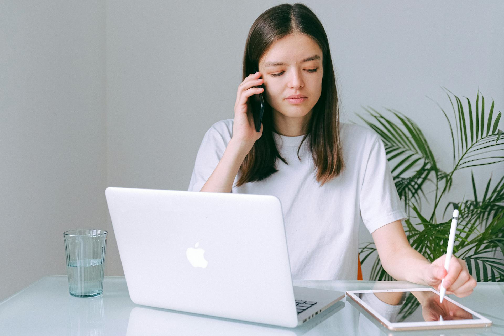 Eine Frau beim Telefonieren | Quelle: Pexels