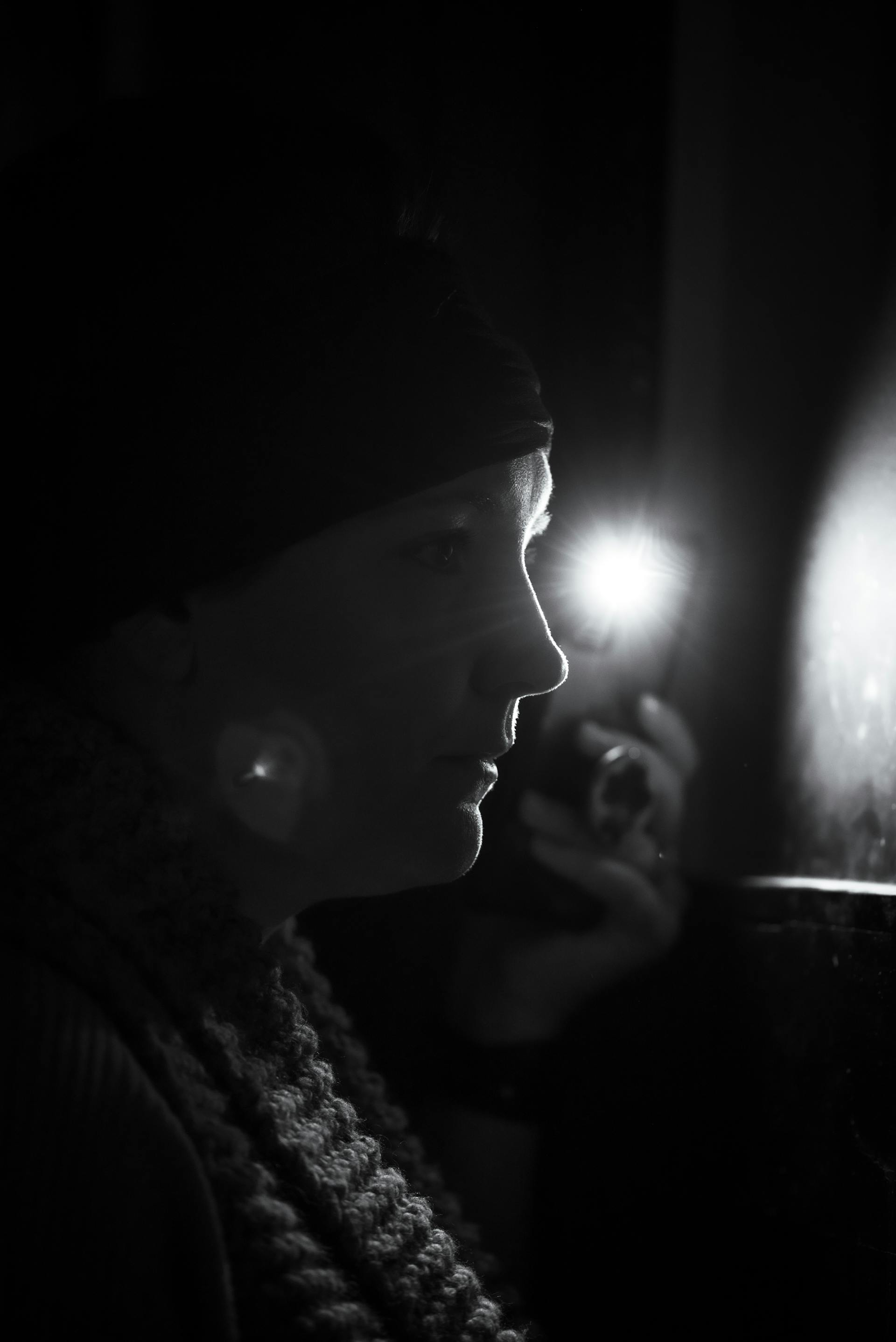 Eine Frau benutzt ihre Handy-Taschenlampe | Quelle: Pexels