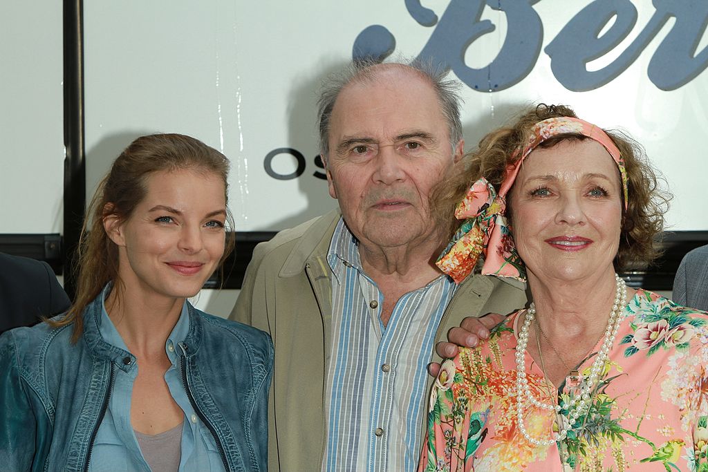 Yvonne Catterfeld (als "Johanna"), Lambert Hamel (als "Heinz"), Gila von Weitershausen (als Tante "Finchen") (v.l.n.r.), Dreharbeiten zum ZDF-Dora Heldt-Film "Herzlichen Glückwunsch, Sie haben gewonnen!", Hamburg | Quelle: Getty Images