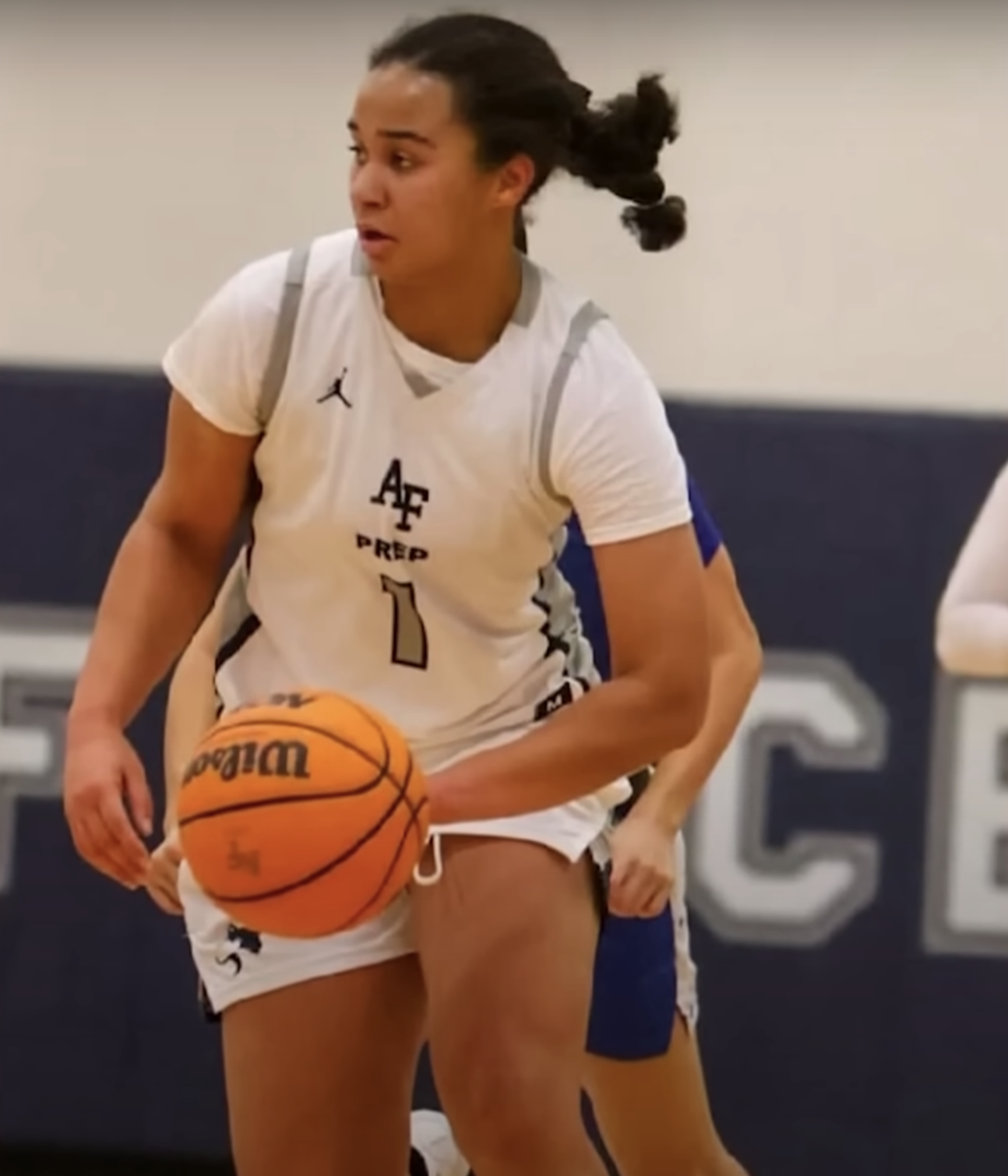 Ava Moore spielt für das Frauenbasketballteam der U.S. Air Force Preparatory School, wo sie für ihren Kampfgeist und ihre teamorientierte Einstellung bekannt war | Quelle: YouTube/WFAA8
