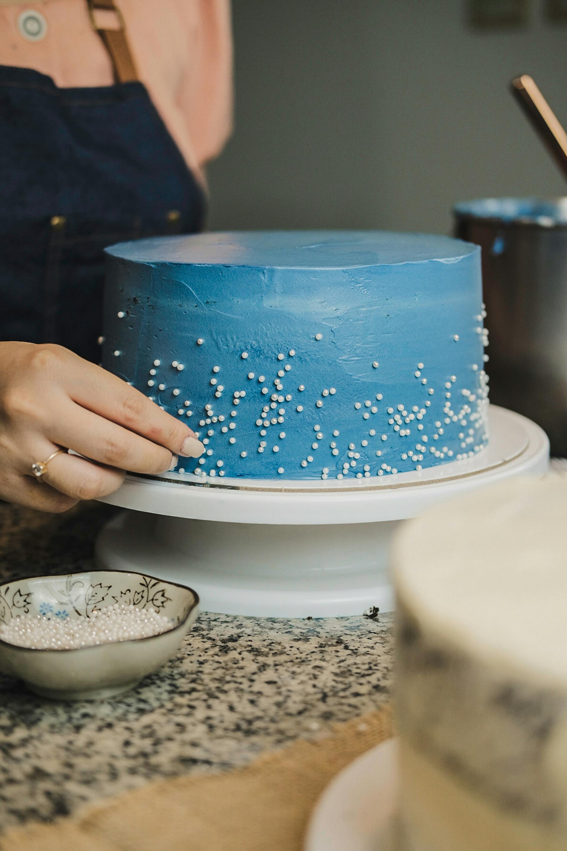 Eine Frau beim Verzieren einer Torte | Quelle: Pexels