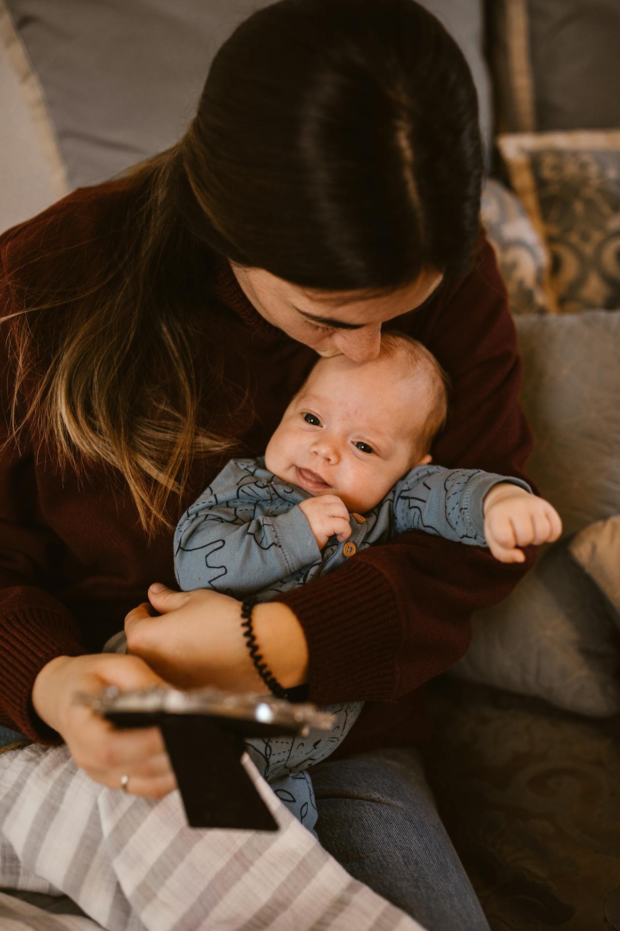 Eine Mutter, die ihr Baby küsst | Quelle: Pexels