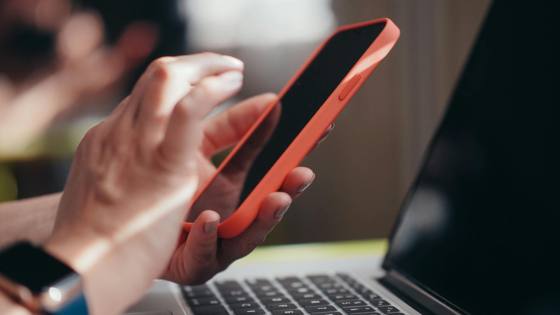 Eine Frau benutzt ihr Telefon bei der Arbeit | Quelle: Pexels