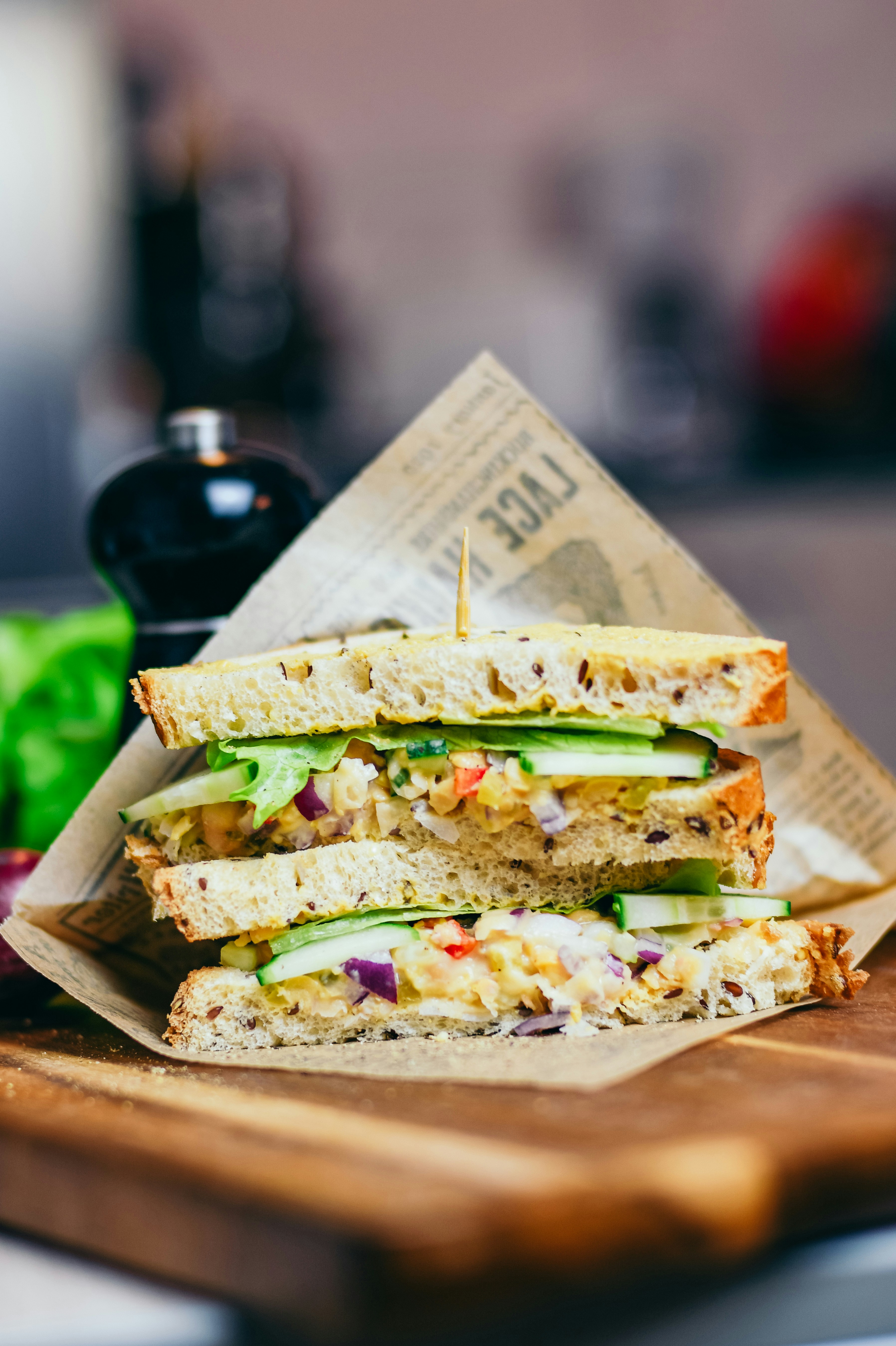 Ein Sandwich auf einem Holzbrett | Quelle: Unsplash