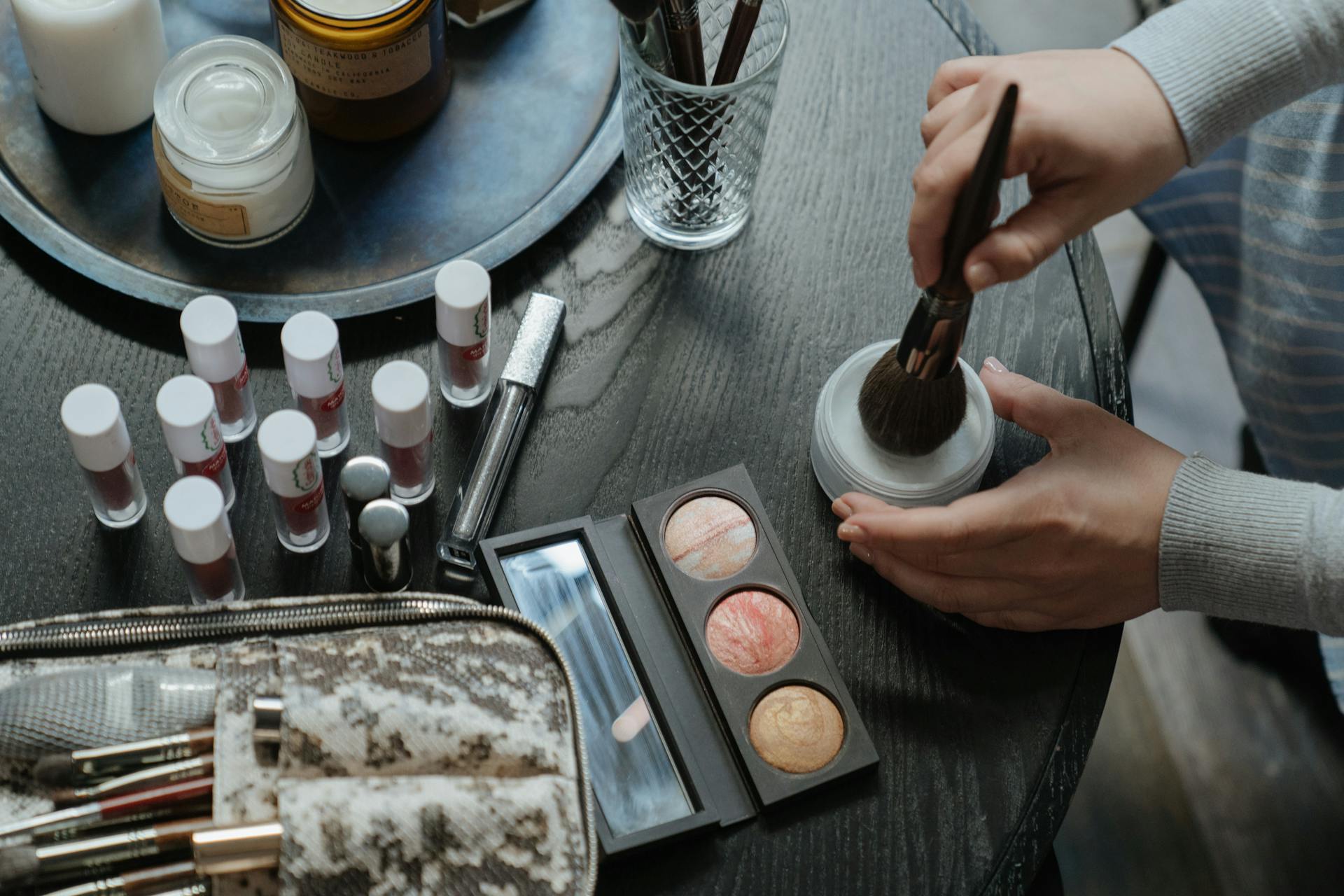 Make-up auf einem Tisch | Quelle: Pexels