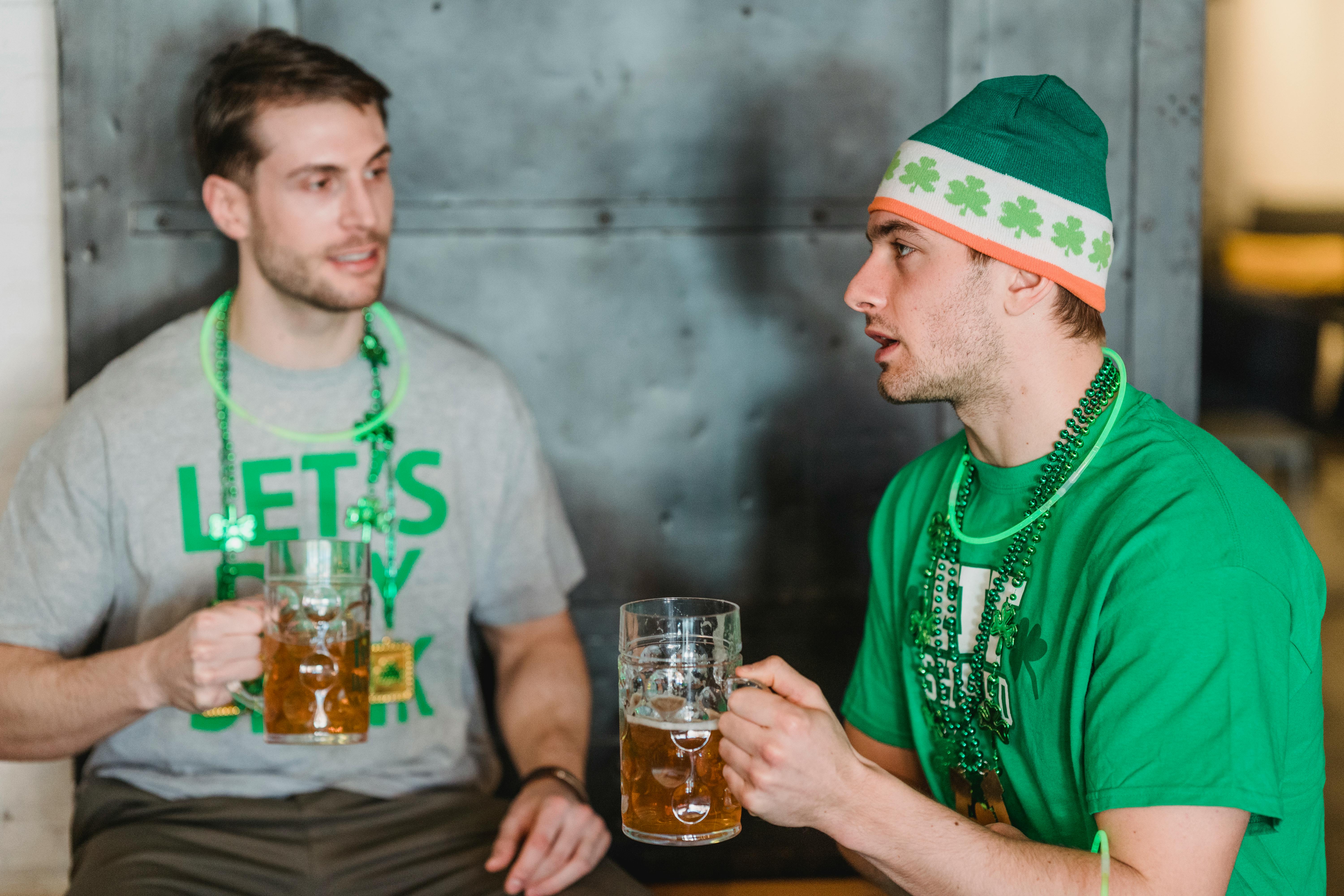 Männer, die sich beim Biertrinken unterhalten | Quelle: Pexels