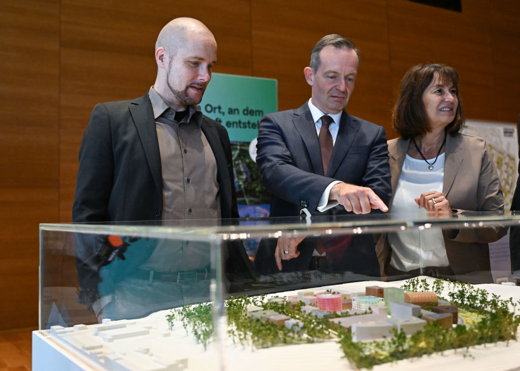 28. August 2023, Heilbronn: Jonas Andrulis, Volker Wissing und Silke Lohmiller vor einem Modell des neuen Forschungscampus beim Bildungscampus Heilbronn. | Quelle: Getty Images