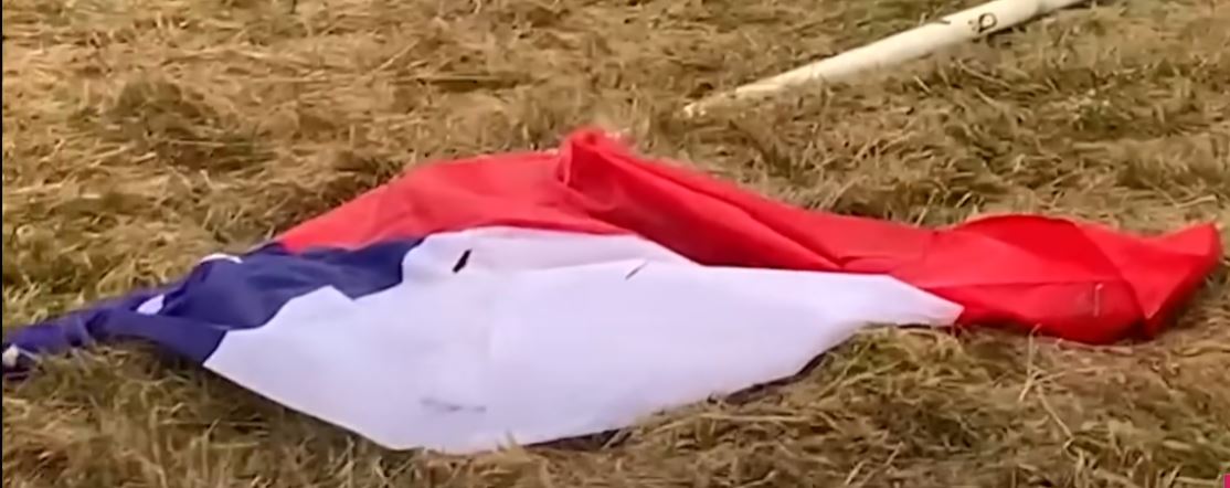Der Fahnenmast mit der Flagge auf dem Boden | Quelle: YouTube.com/CHVNoticiasTV