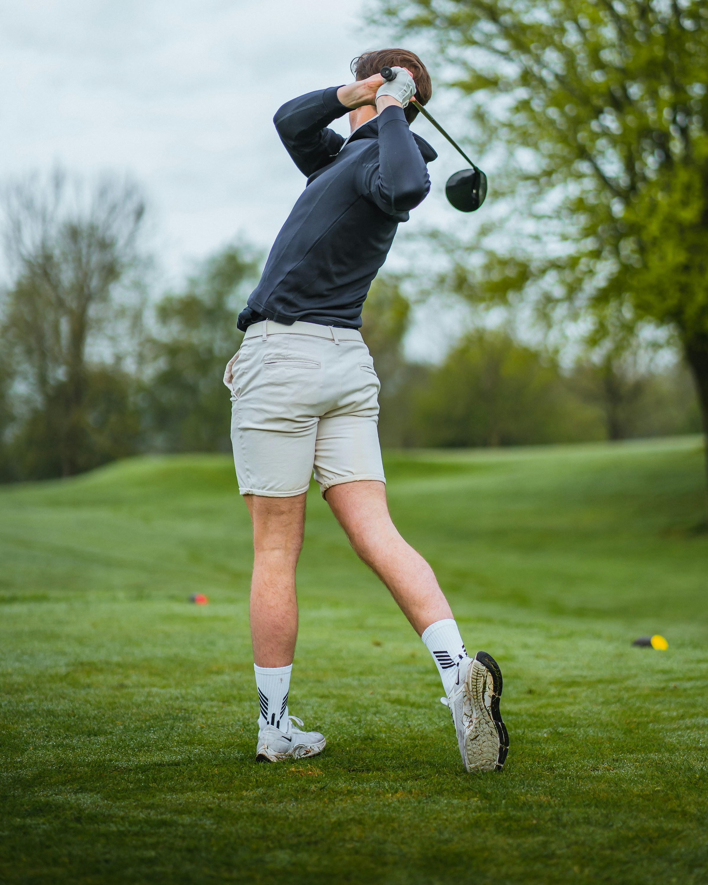 Ein Mann schwingt einen Golfschläger auf einem Golfplatz | Quelle: Unsplash