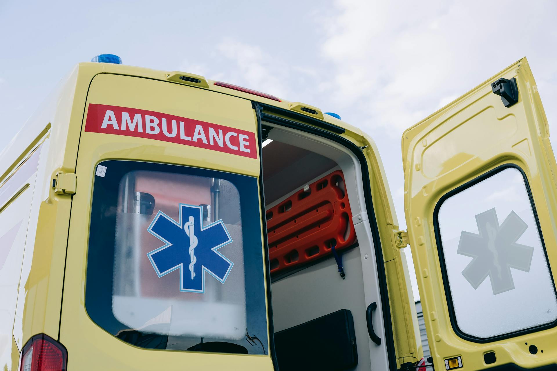 Nahaufnahme eines Krankenwagens aus einem niedrigen Winkel | Quelle: Pexels