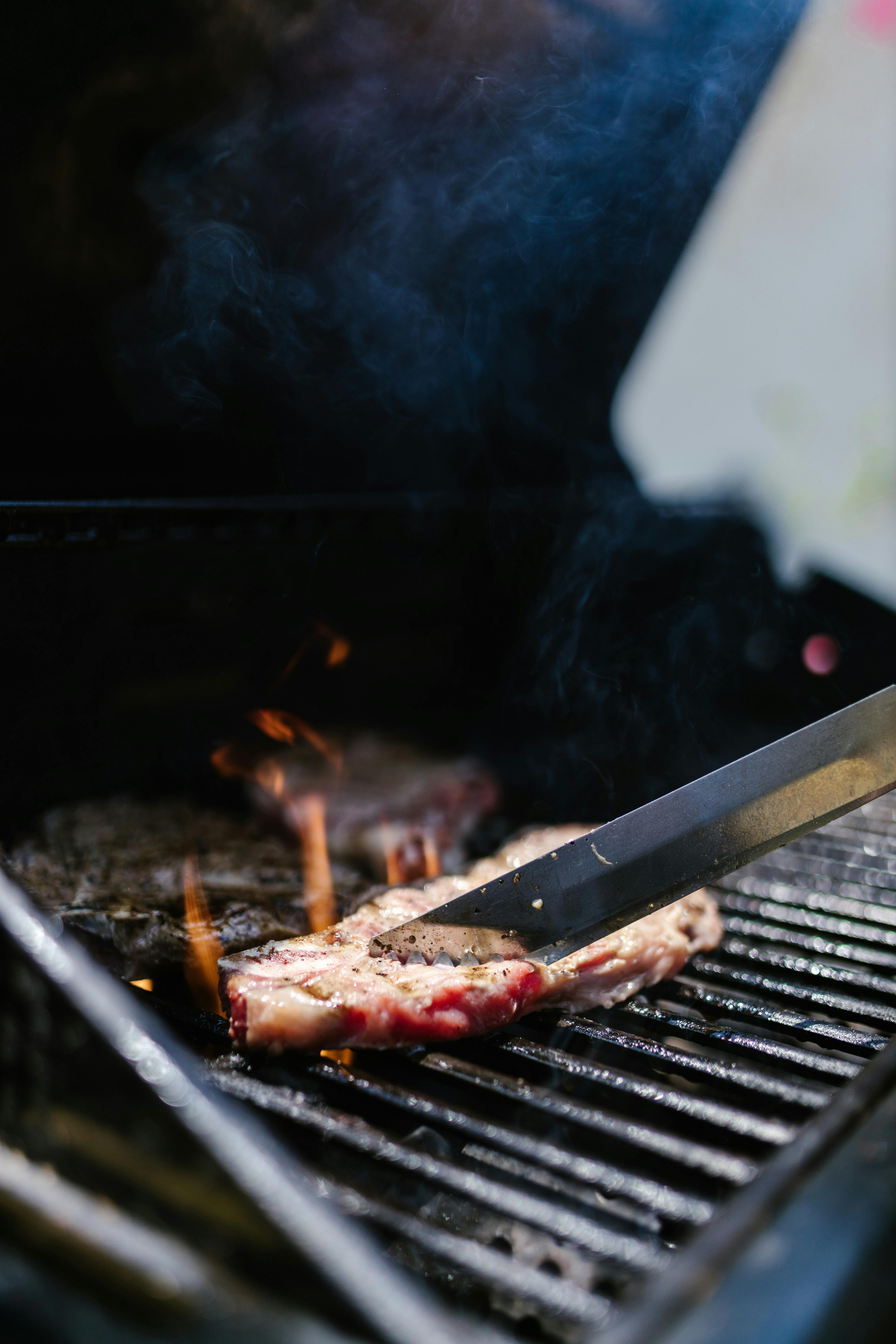 Ein Stück Fleisch auf einem Grill | Quelle: Pexels