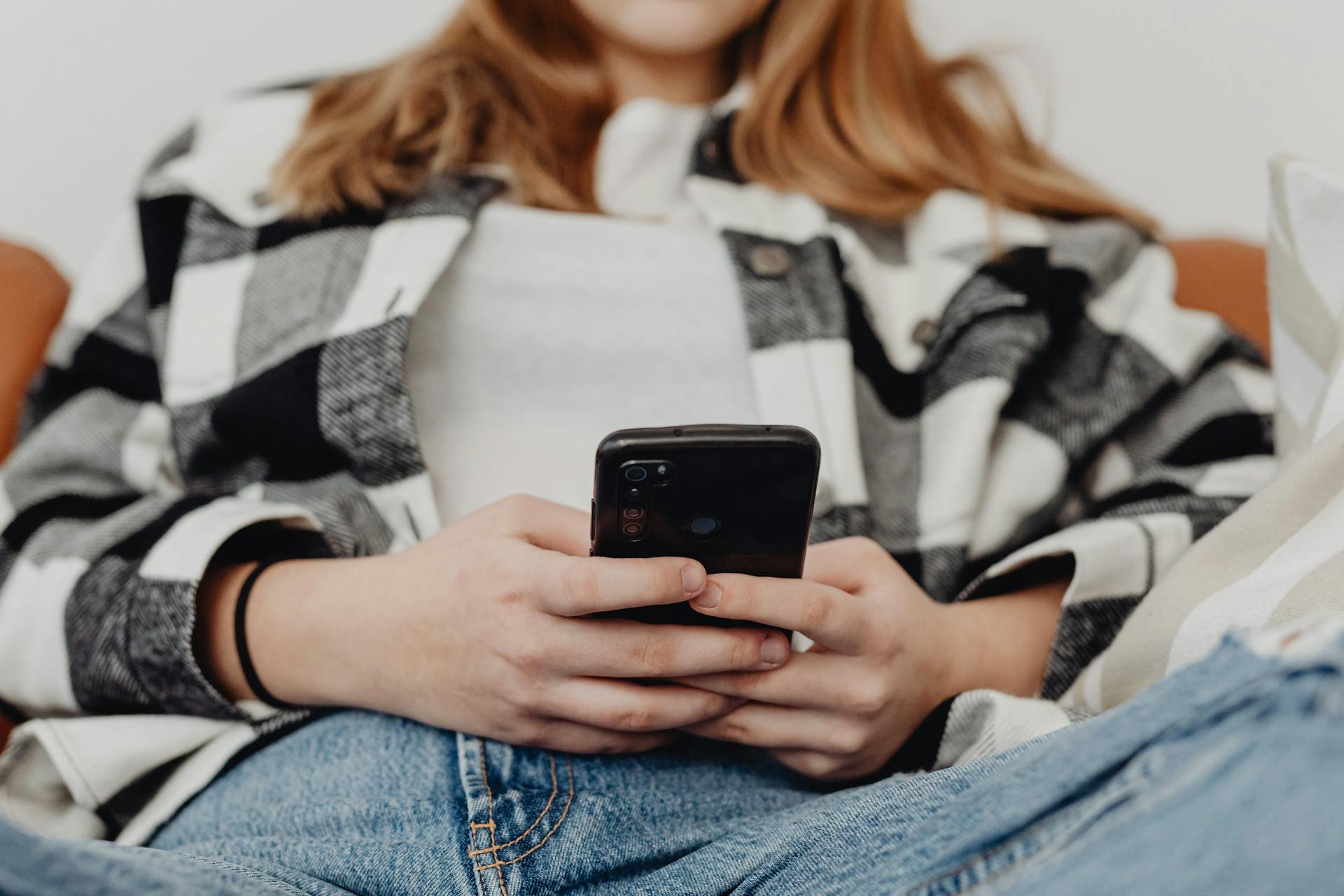 Nahaufnahme einer Frau, die ihr Telefon benutzt | Quelle: Pexels