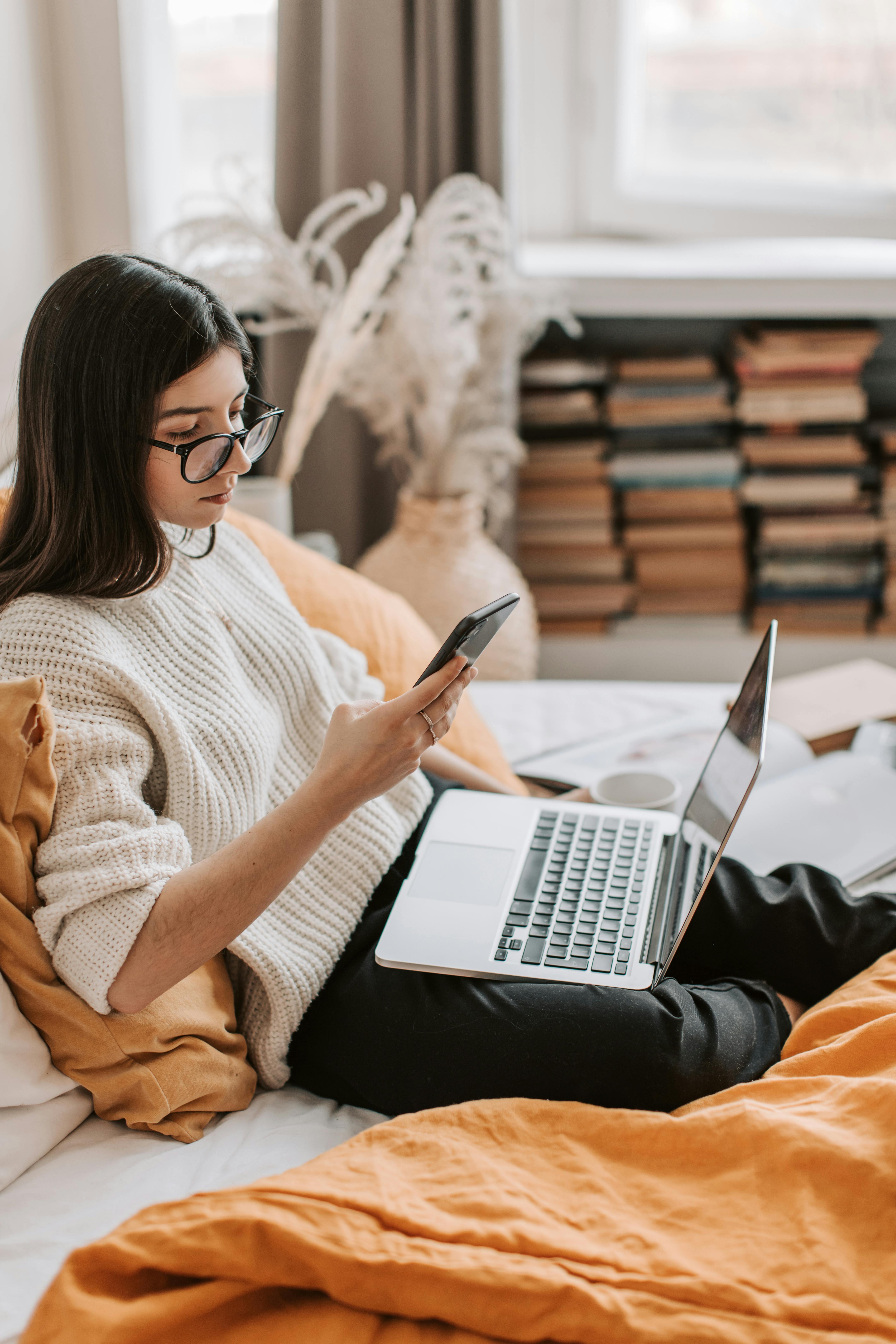 Eine Frau arbeitet an ihrem Laptop | Quelle: Pexels