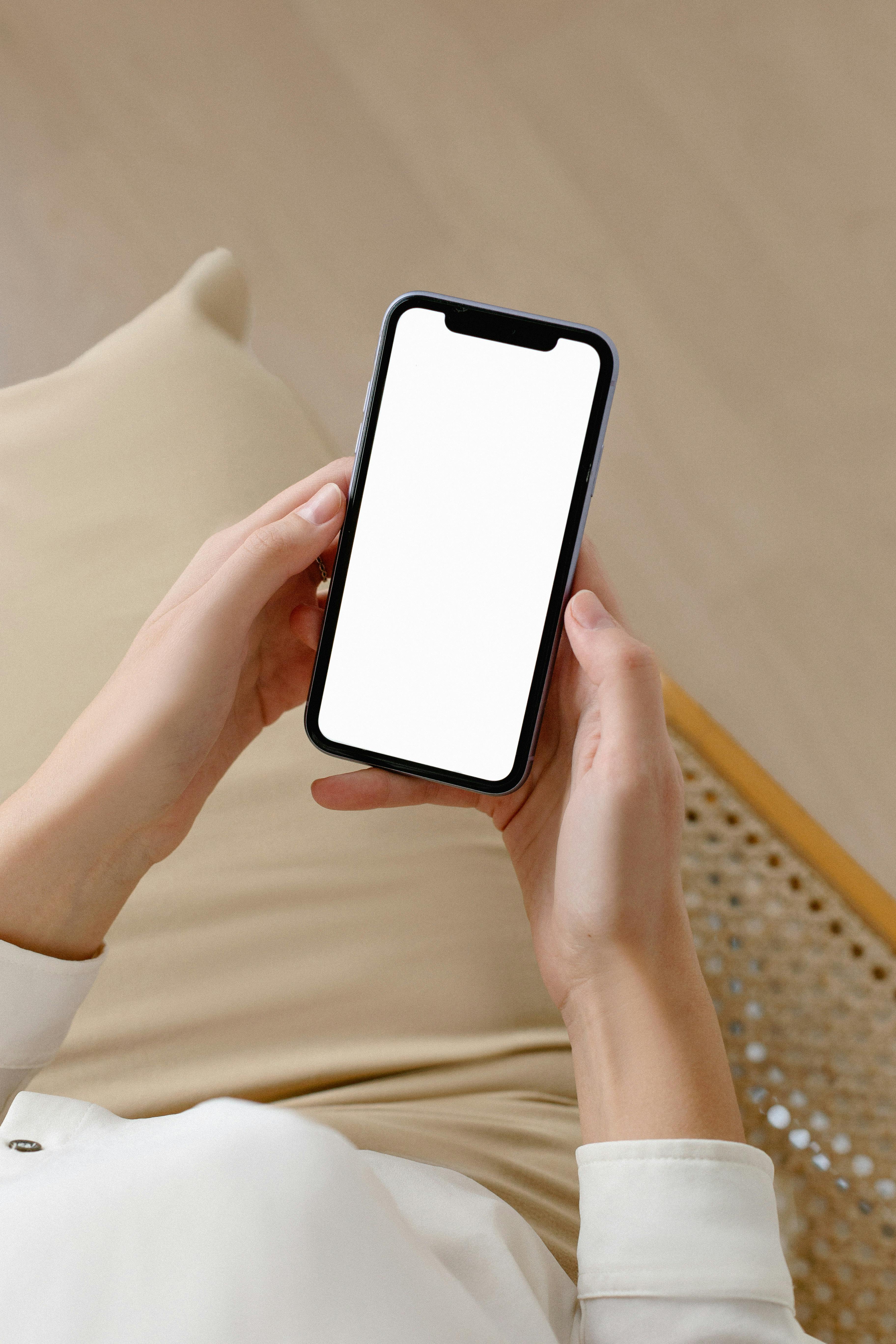 Eine Person hält ein Telefon | Quelle: Pexels