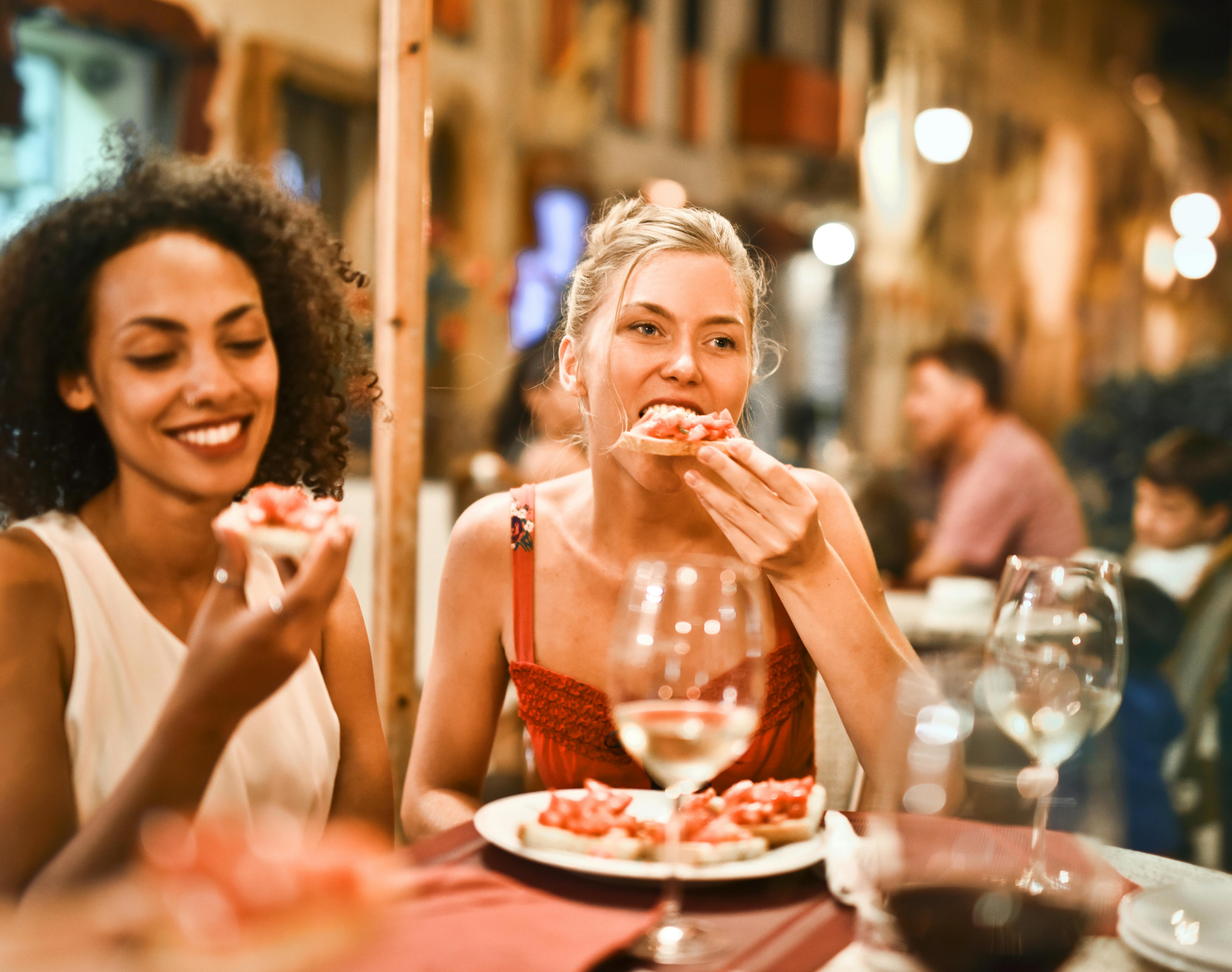 Menschen beim Abendessen | Quelle: Pexels