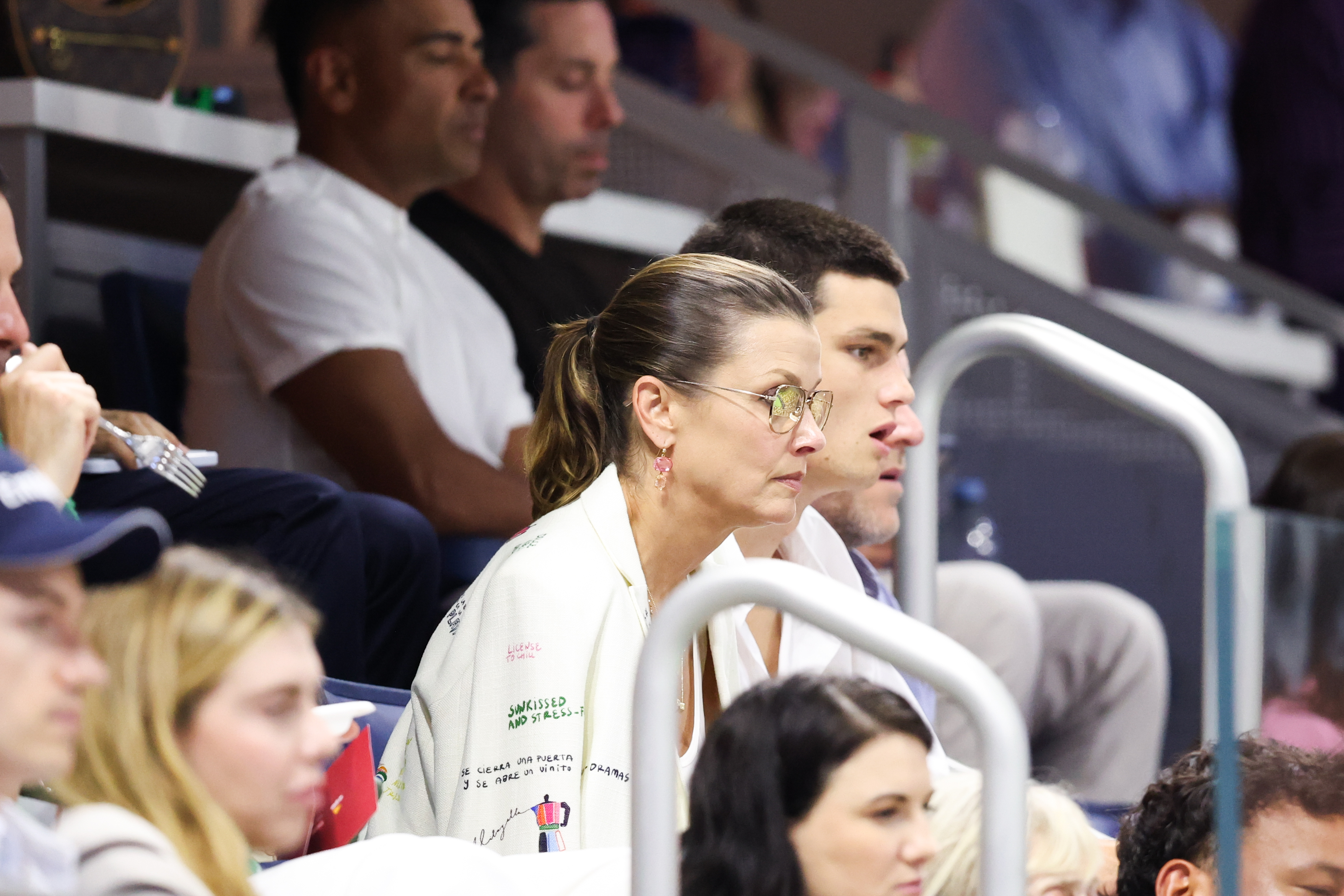 Bridget Moynahan und ihr Sohn Jack verfolgen das Geschehen von der Tribüne aus während der US Open 2026 am 30. August 2026 in New York City, wobei Jack direkt hinter seiner Mutter sitzt. | Quelle: Getty Images