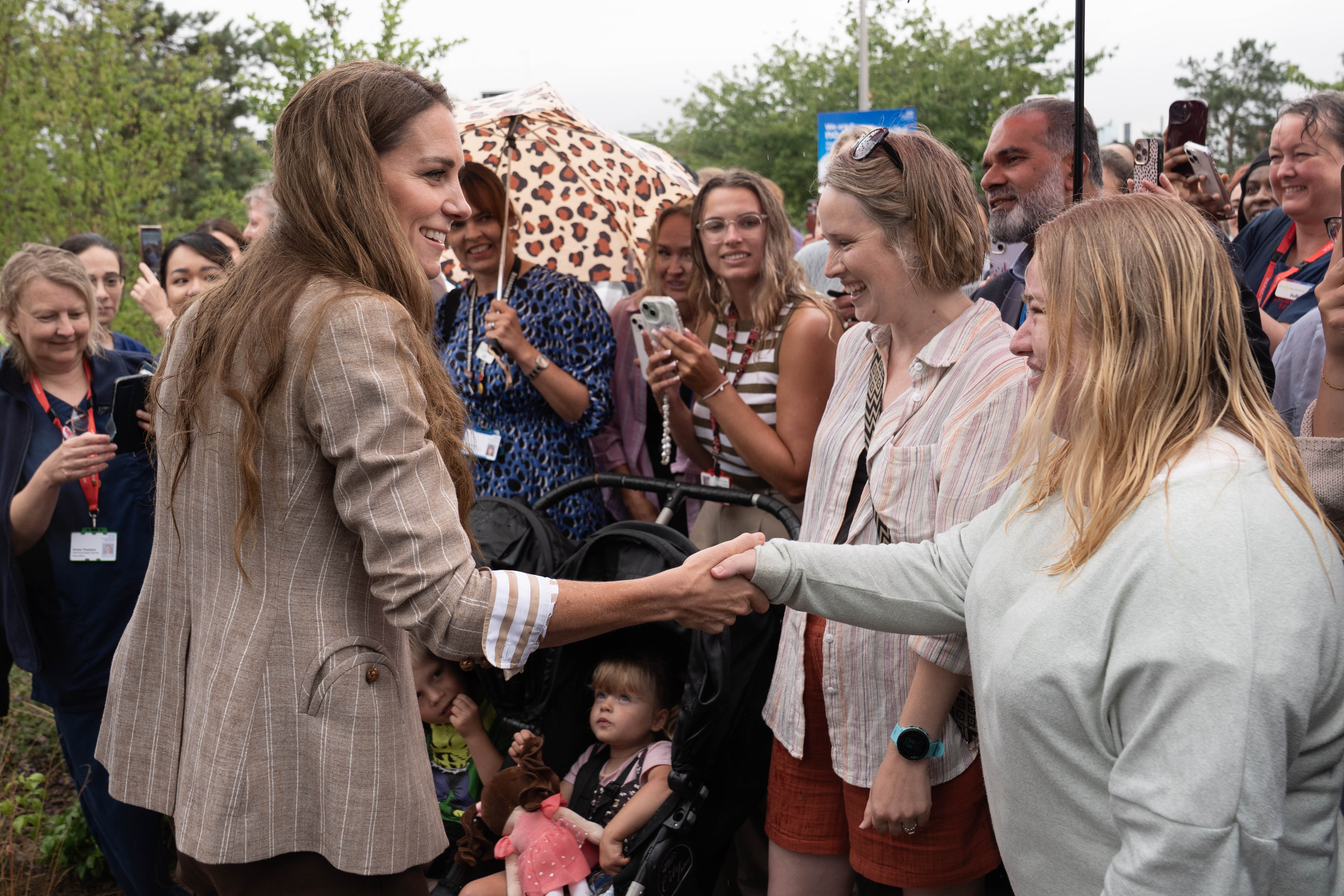In einem offenen Austausch begrüßt Prinzessin Catherine die Gratulanten mit einem Händedruck und einem Lächeln. Die Menschenmenge, darunter auch Kinder in Kinderwagen, wartete sehnsüchtig darauf, die Königin bei ihrem öffentlichen Auftritt zu treffen.