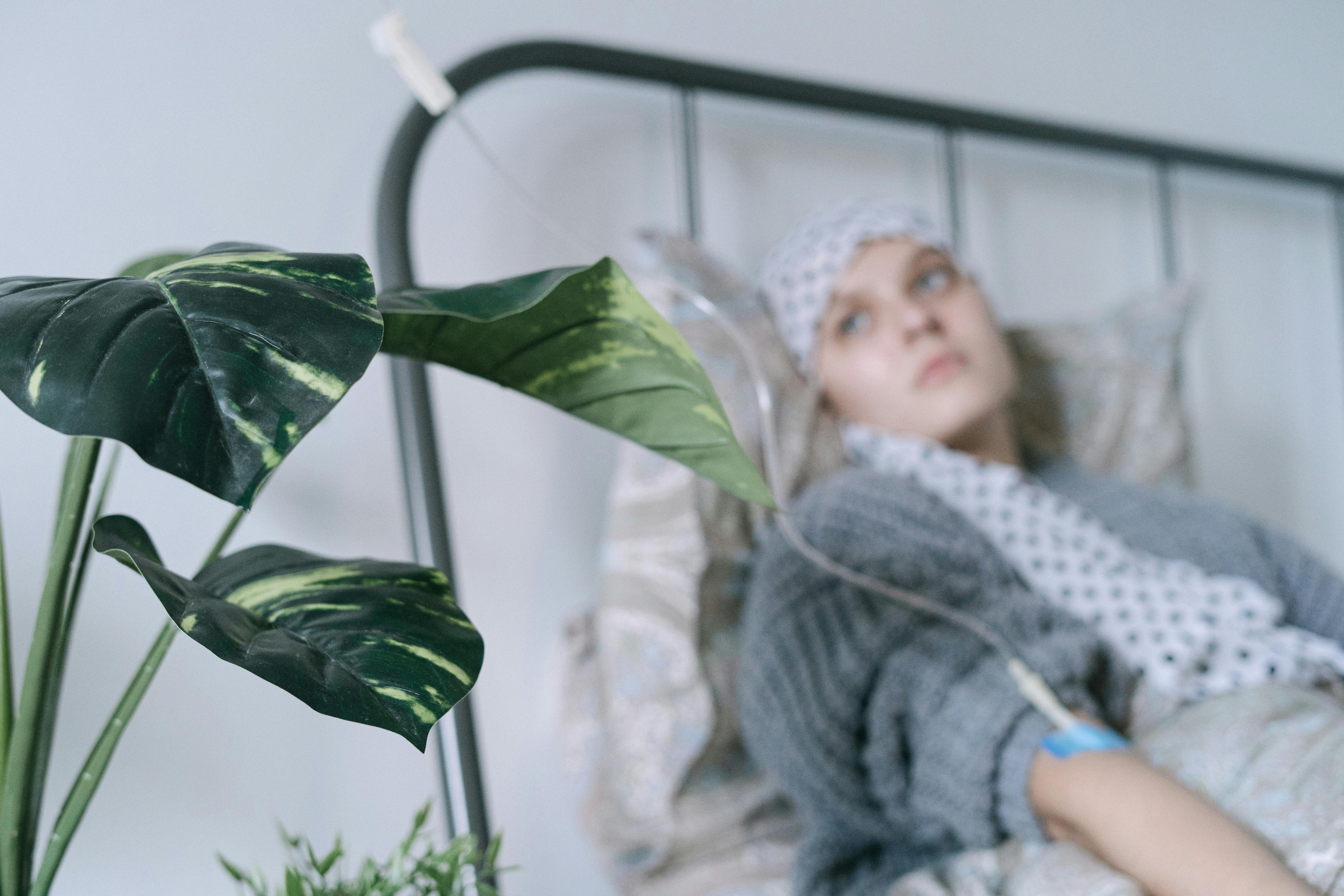 Eine kranke Frau in einem Krankenhausbett | Quelle: Pexels