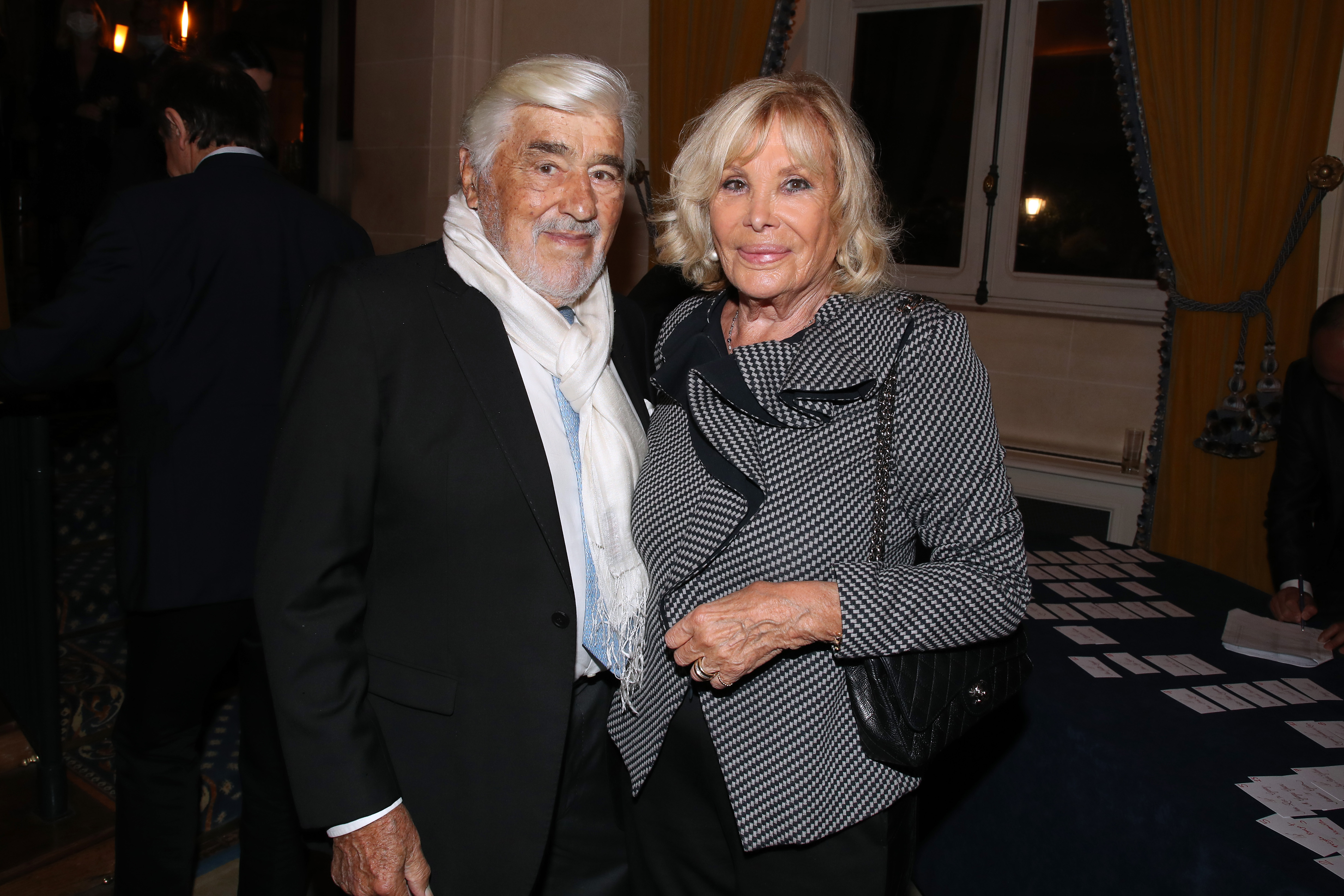 Mario Adorf und seine Frau Monique Faye nehmen an der Signierstunde von Plamen Roussev für sein Buch „Le violon de ma liberté – Die Geige meiner Freiheit“ im „Cercle de l'Union Interalliée“ am 18. Oktober 2021 in Paris, Frankreich, teil. | Quelle: Getty Image