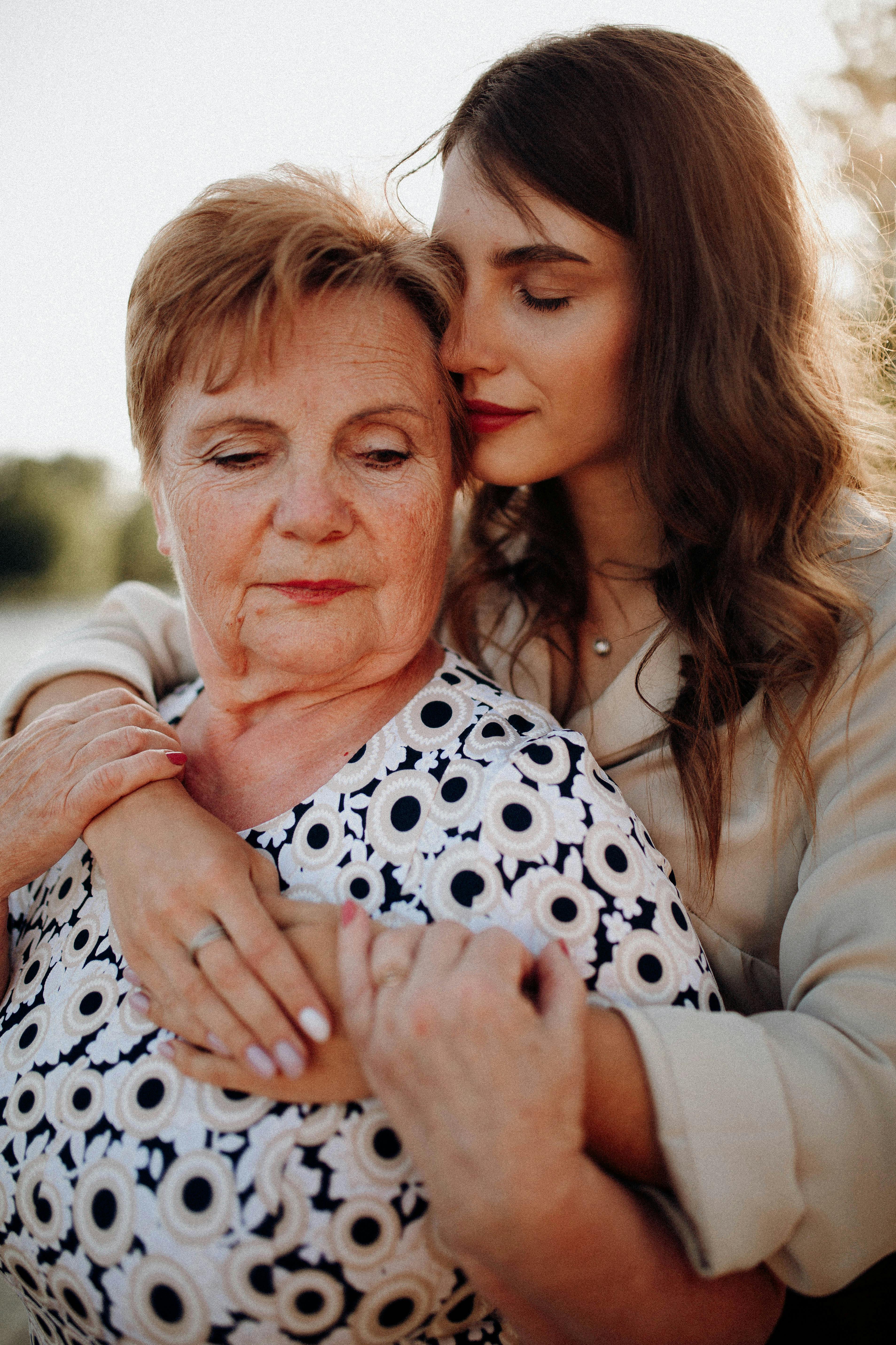 Eine jüngere Frau, die eine ältere Frau umarmt | Quelle: Pexels