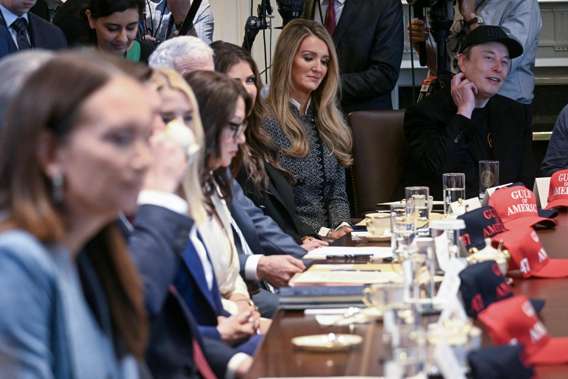 US Small Business Association Administrator Kelly Loeffler und Elon Musk bei einem Treffen im Kabinettsraum | Quelle: Getty Images