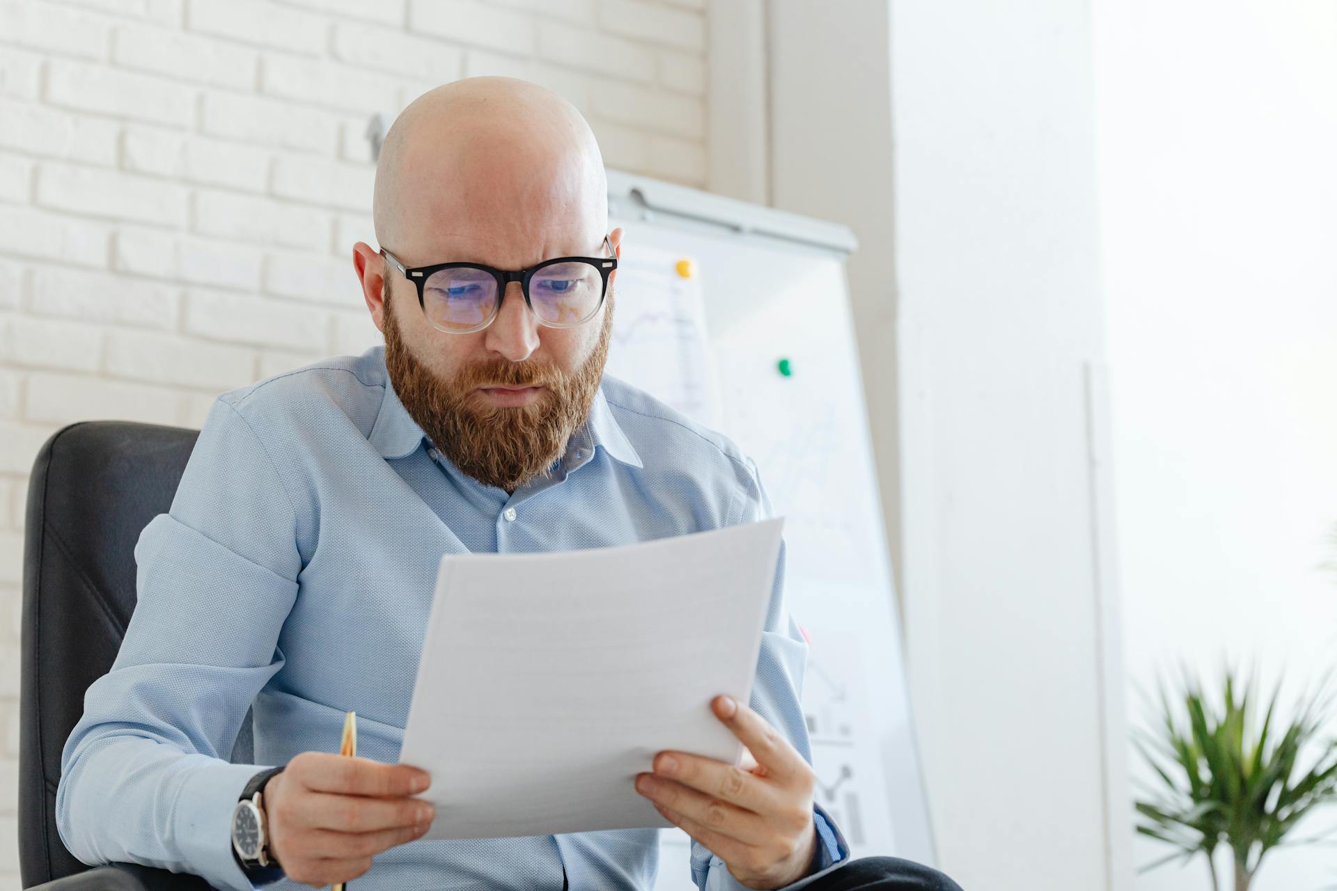 Ein Mann in seinem Büro | Quelle: Pexels
