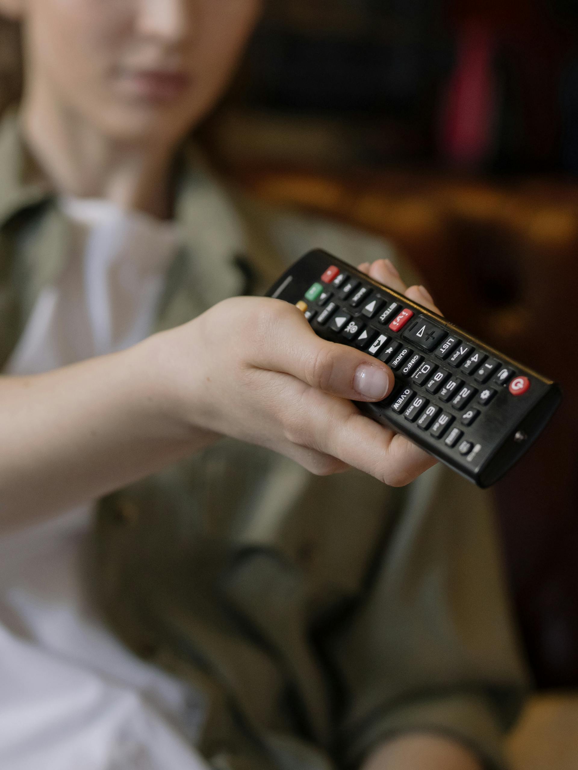 Ein Mann vor dem Fernseher | Quelle: Pexels