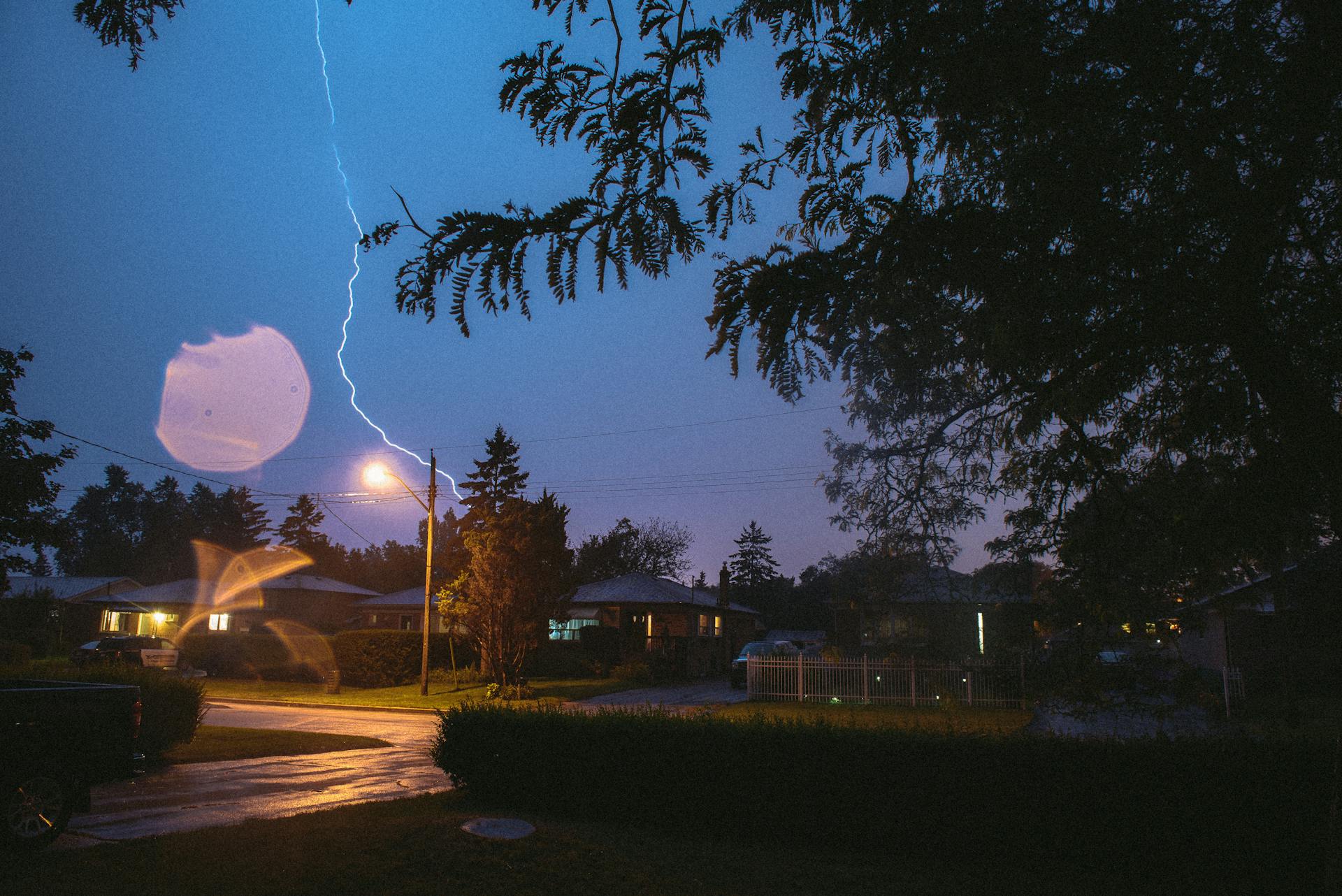 Abend in einem Vorstadtviertel | Quelle: Pexels
