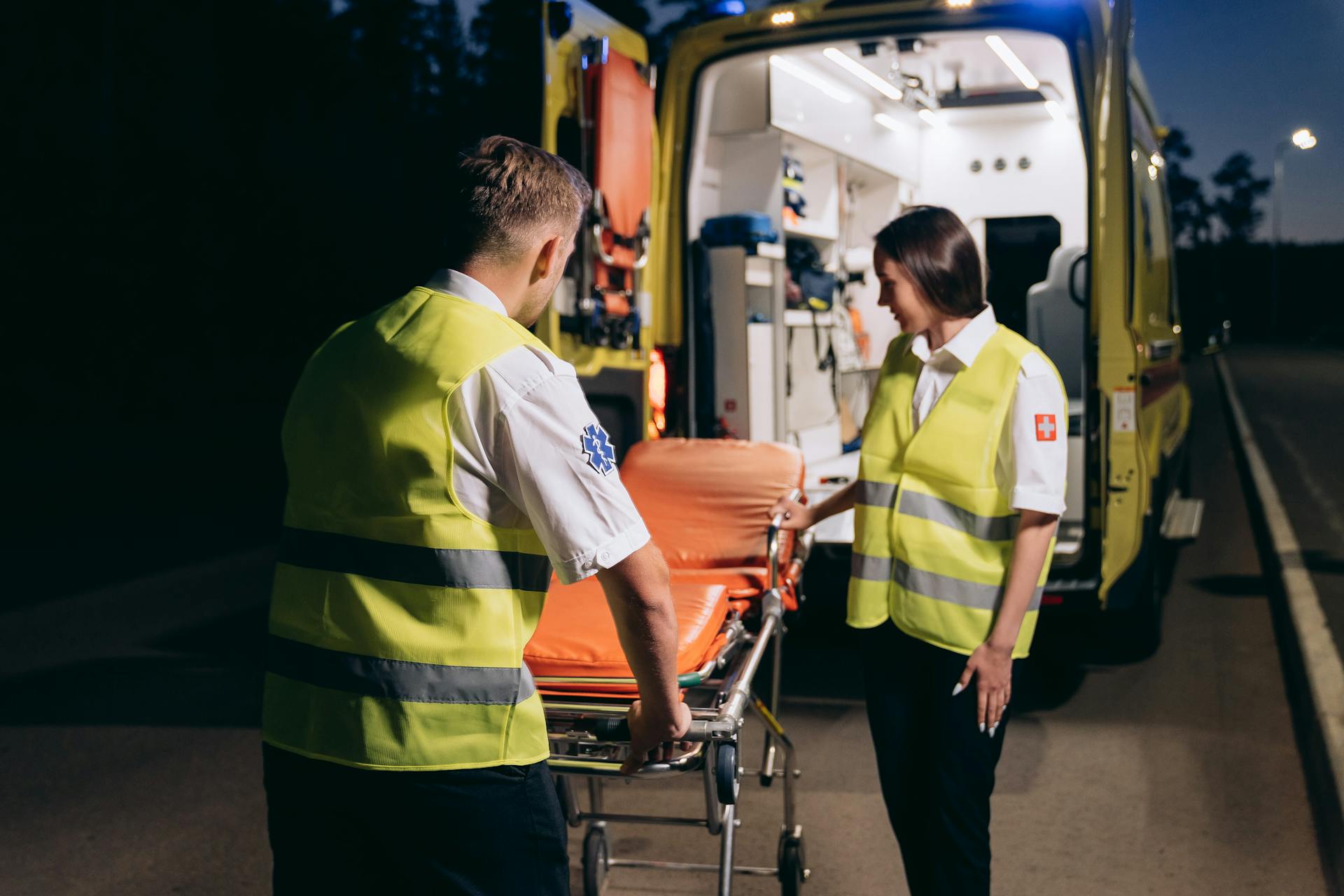 Sanitäter stehen neben einer Bahre | Quelle: Pexels