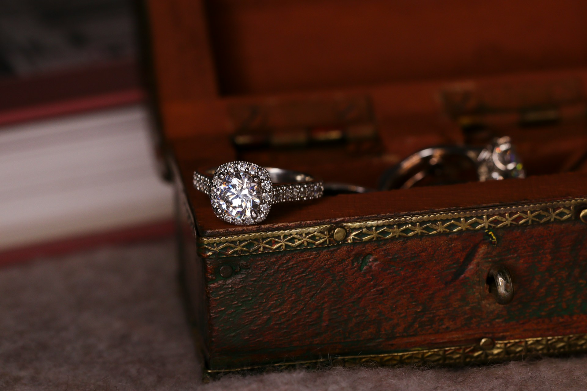 Schmuck in einer Holzkiste | Quelle: Unsplash