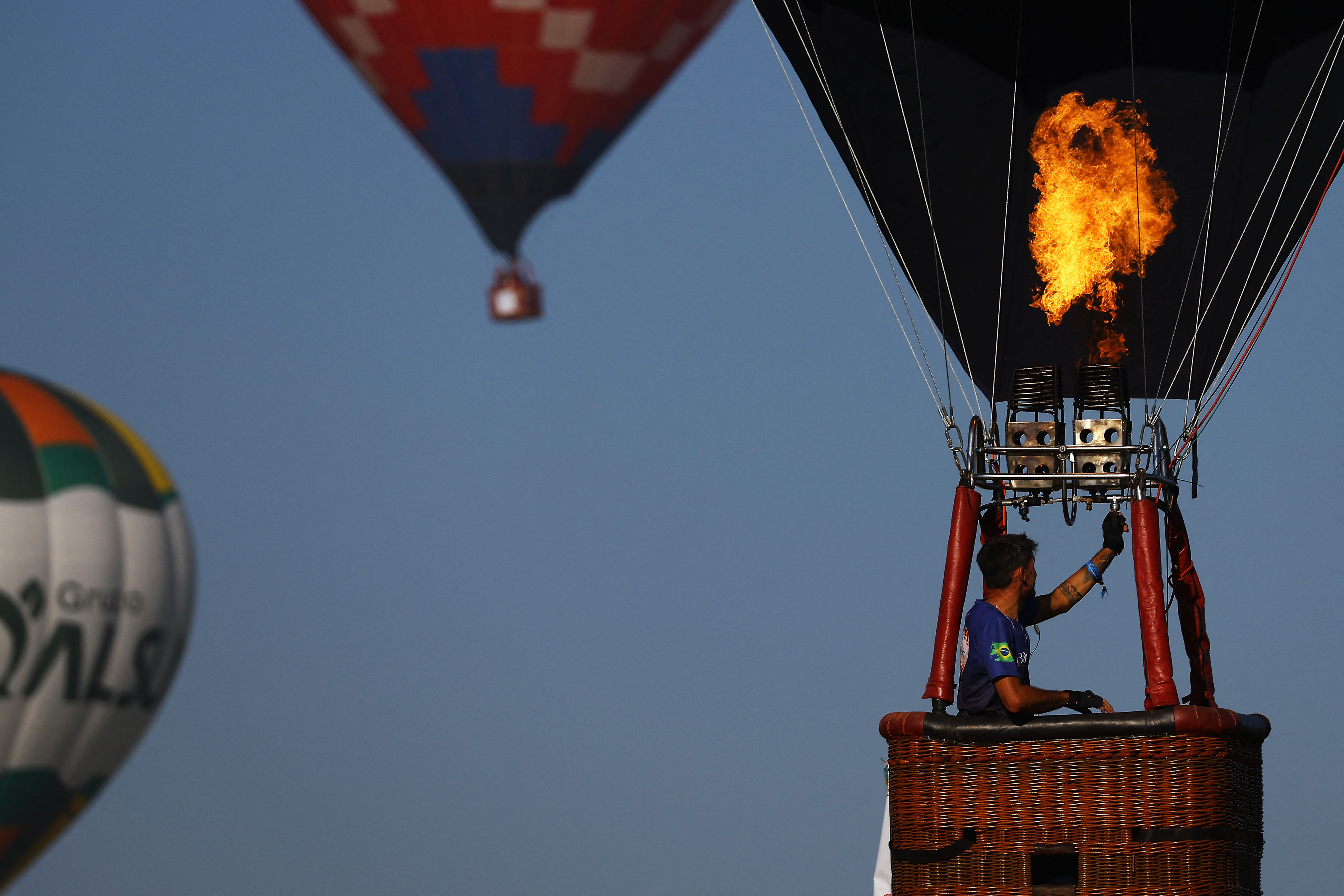 Heißluftballons sind während des 35. Internationalen Festivals in Torres, Brasilien, am 3. Mai 2025 zu sehen | Quelle: Getty Images