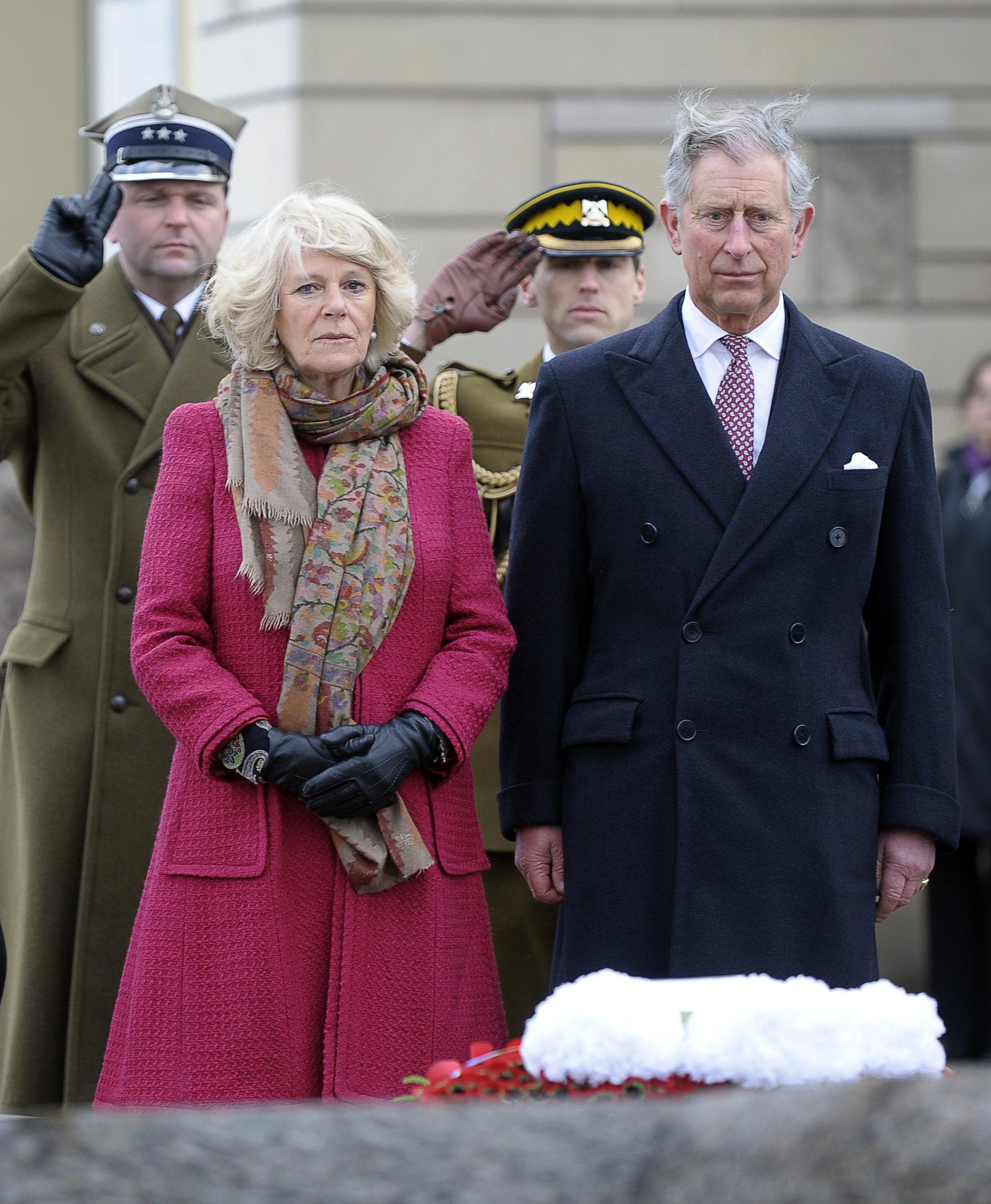 König Charles und Königin Camilla stehen bei einem königlichen Termin Seite an Seite – Jahre vor einem angeblichen Streit um Catherines Namen. Laut dem königlichen Biografen Christopher Andersen soll das Paar befürchtet haben, dass ein drittes königliches Monogramm, das mit „C“ beginnt, „übertrieben“ wäre, und sie gefragt haben, ob sie eine Änderung in Betracht ziehen würde, „Catherine“ in „Katherine“ zu ändern. | Source: Getty Images