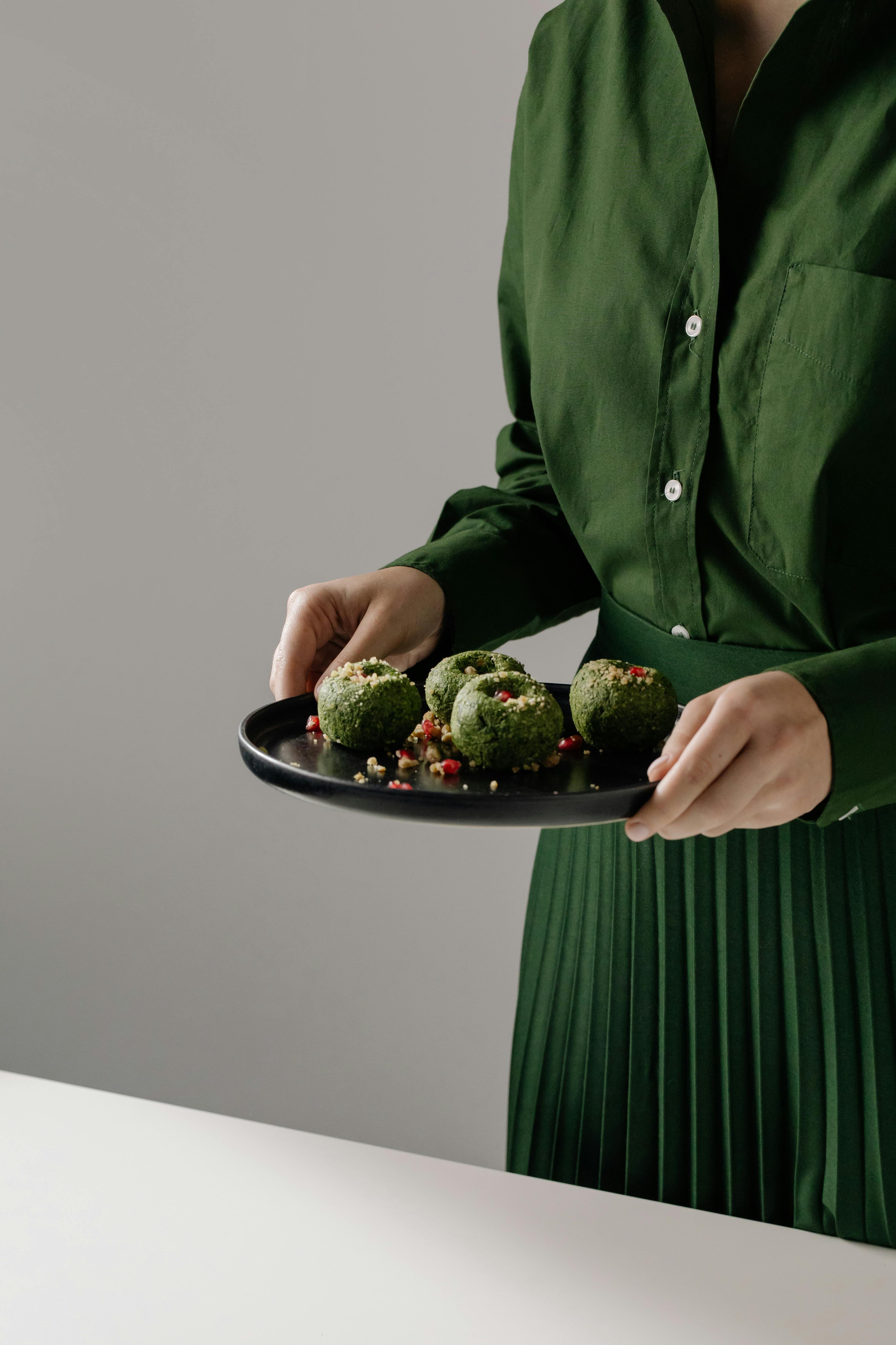 Eine Frau hält ein Tablett mit Essen | Quelle: Pexels