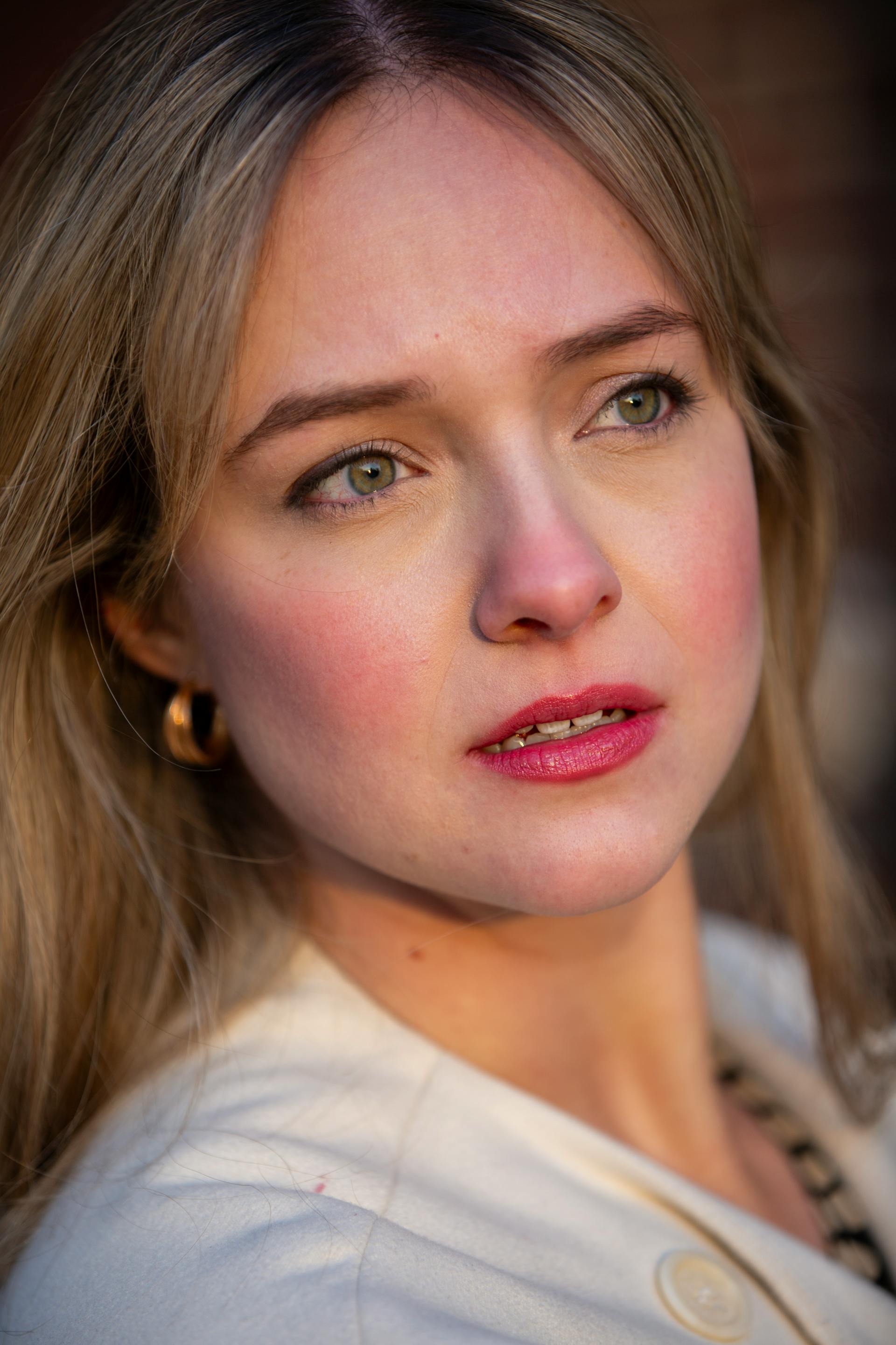 Eine Frau, die ein wenig überrascht aussieht | Quelle: Pexels