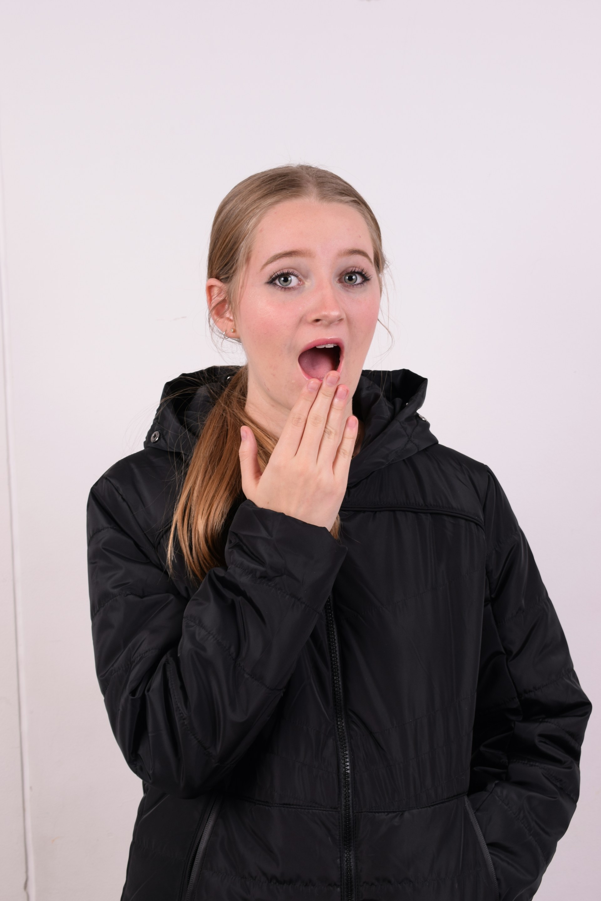 Ein schockiertes junges Mädchen | Quelle: Unsplash