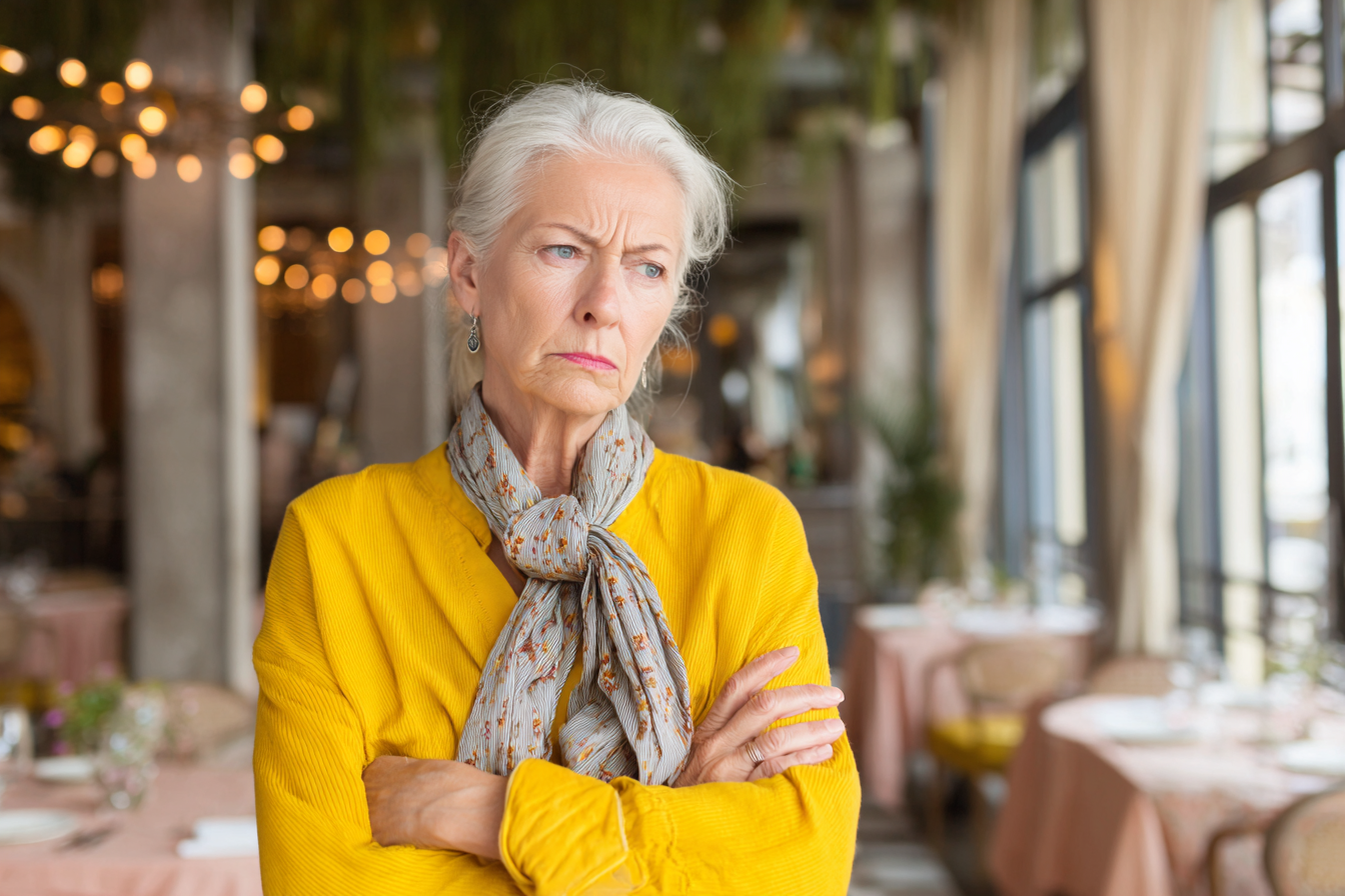 Eine Frau, die in einem Restaurant steht | Quelle: Midjourney