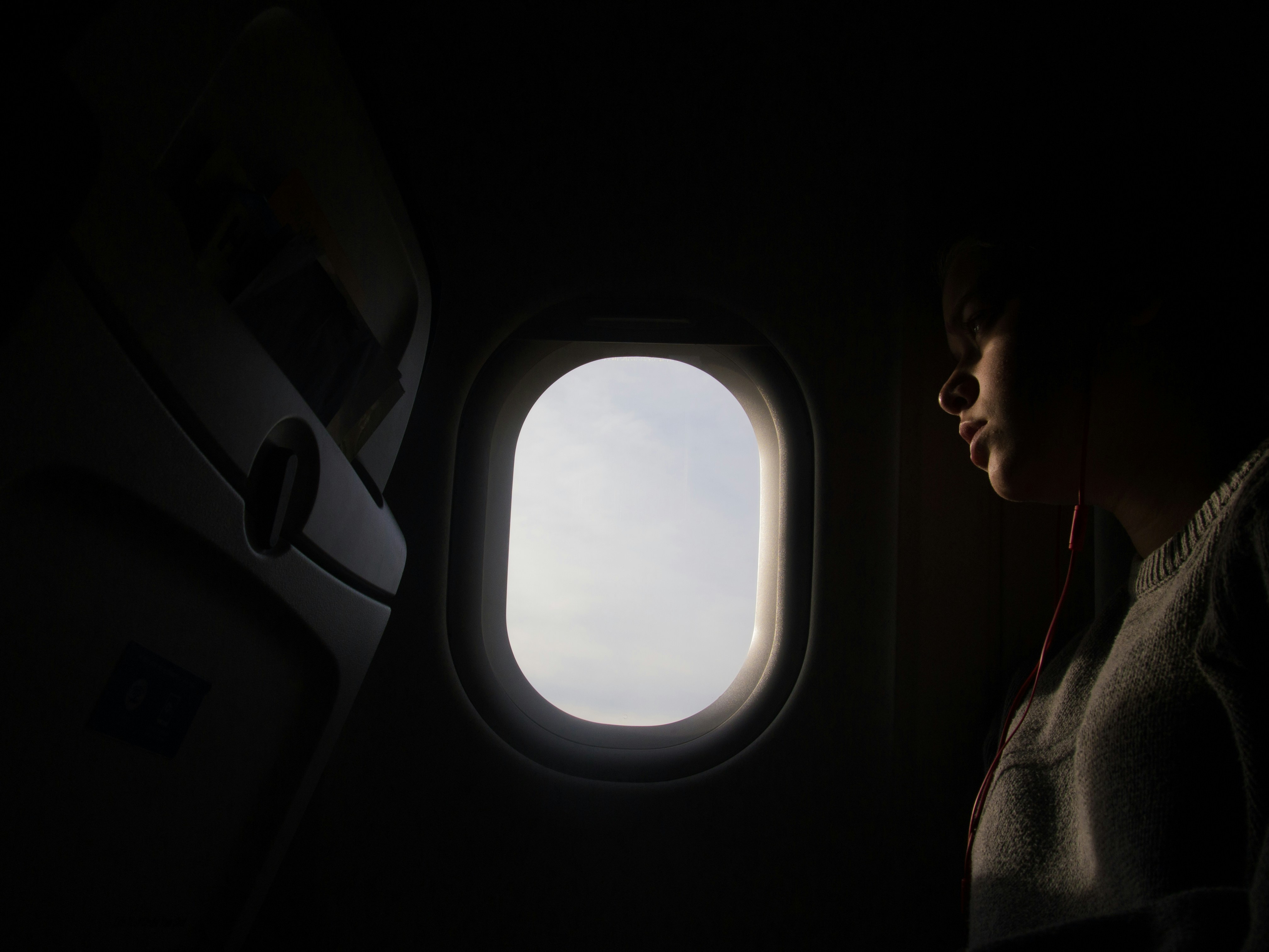 Eine Person, die in einem Flugzeug sitzt | Quelle: Unsplash