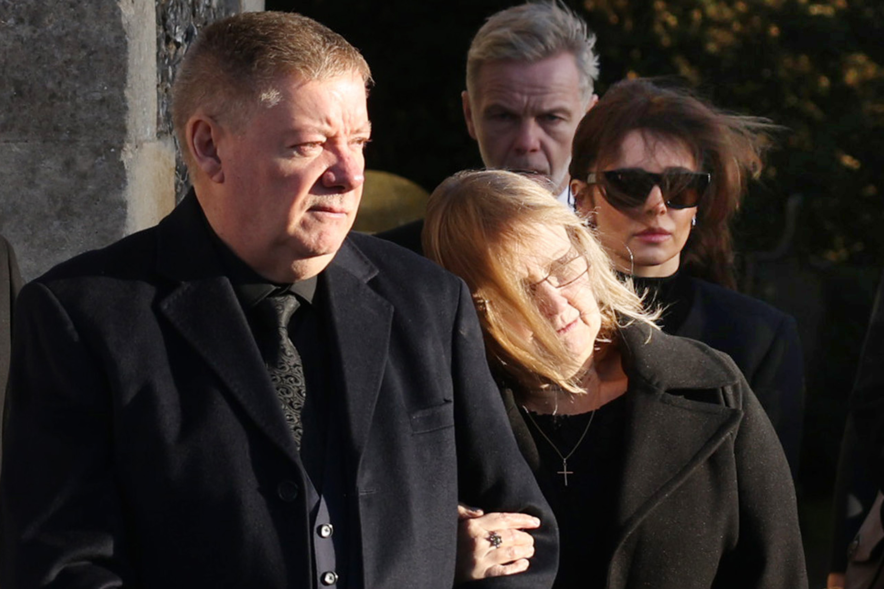 Karen und Geoff Payne bei der Beerdigung ihres Sohnes Liam in Amersham, Großbritannien, am 20. November 2024 | Quelle: Getty Images