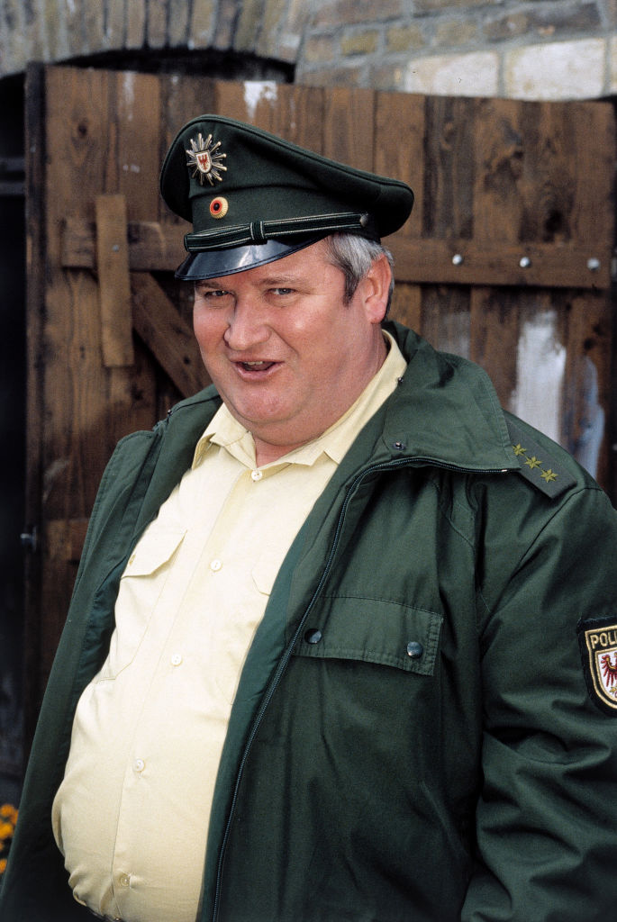 POLIZEIRUF 110 / Mörderkind / BRD 1998 / Matti Geschonneck / HORST KRAUSE (Dorfpolizist) / Überschrift: POLIZEIRUF 110 / BRD 1998 | Quelle: Getty Images