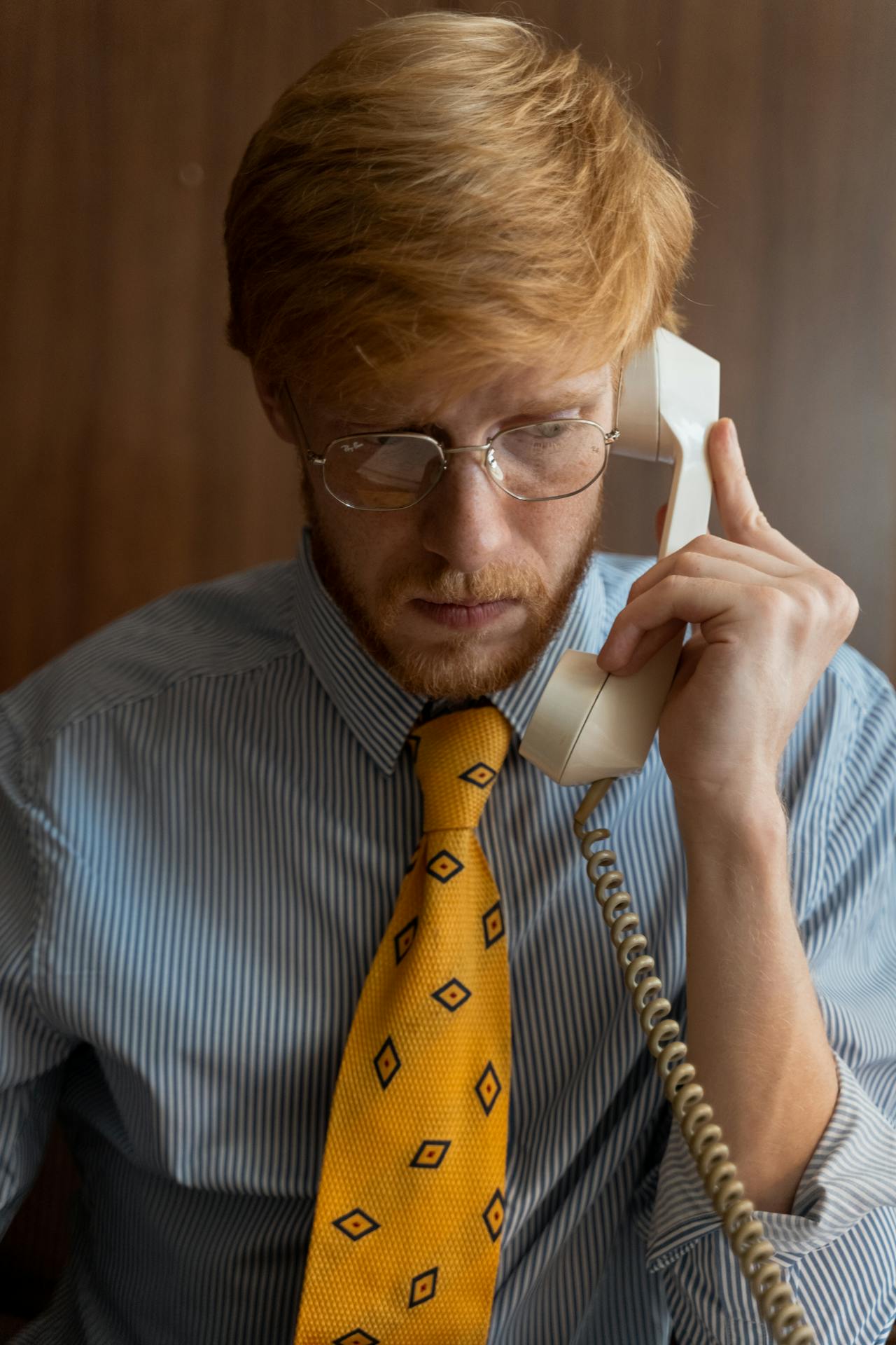 Ein genervter Mann beim Telefonieren | Quelle: Pexels