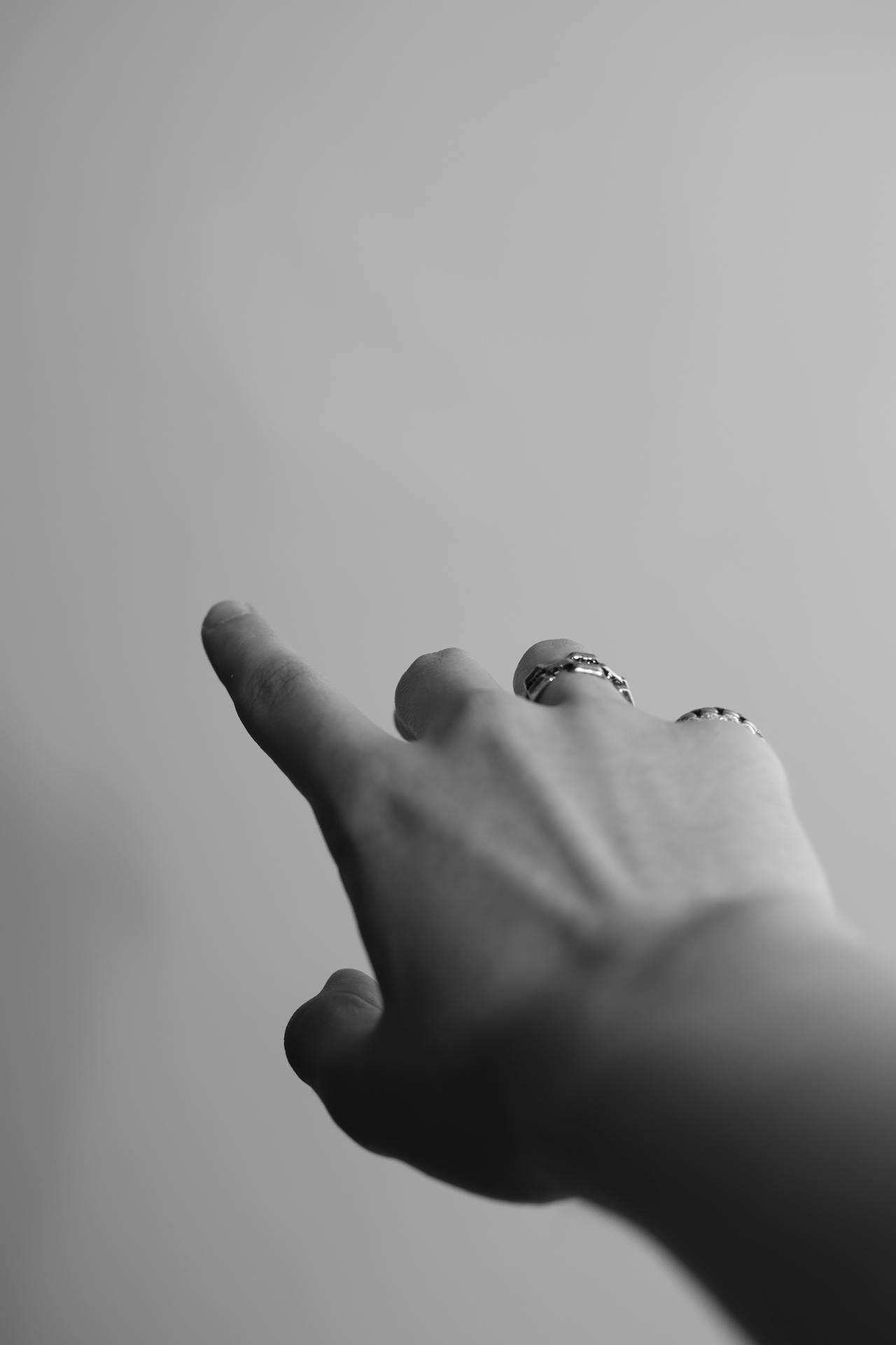 Eine Person, die mit dem Finger zeigt | Quelle: Pexels