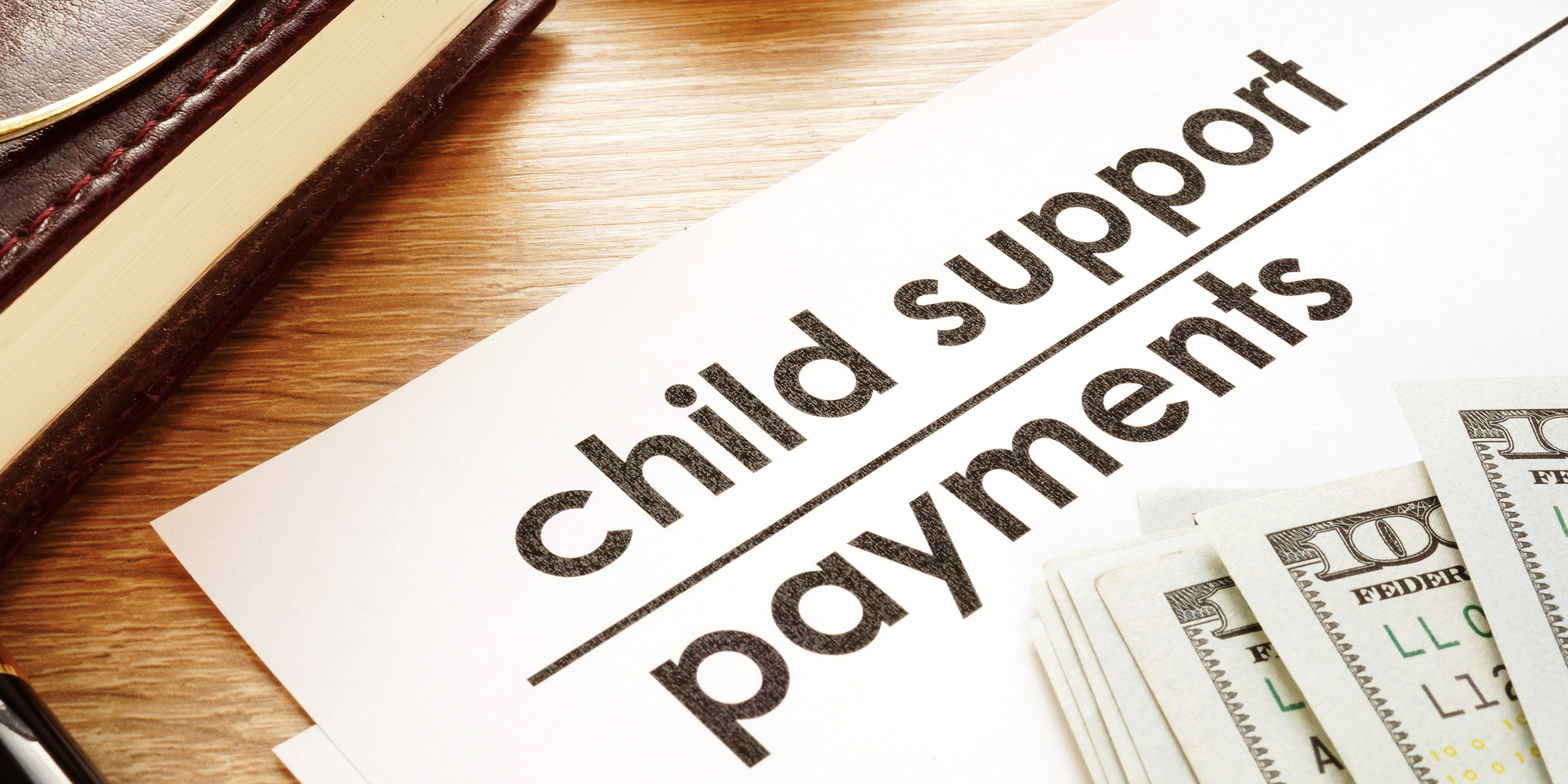 Bargeld und ein Dokument für Unterhaltszahlungen für Kinder | Quelle: Shutterstock