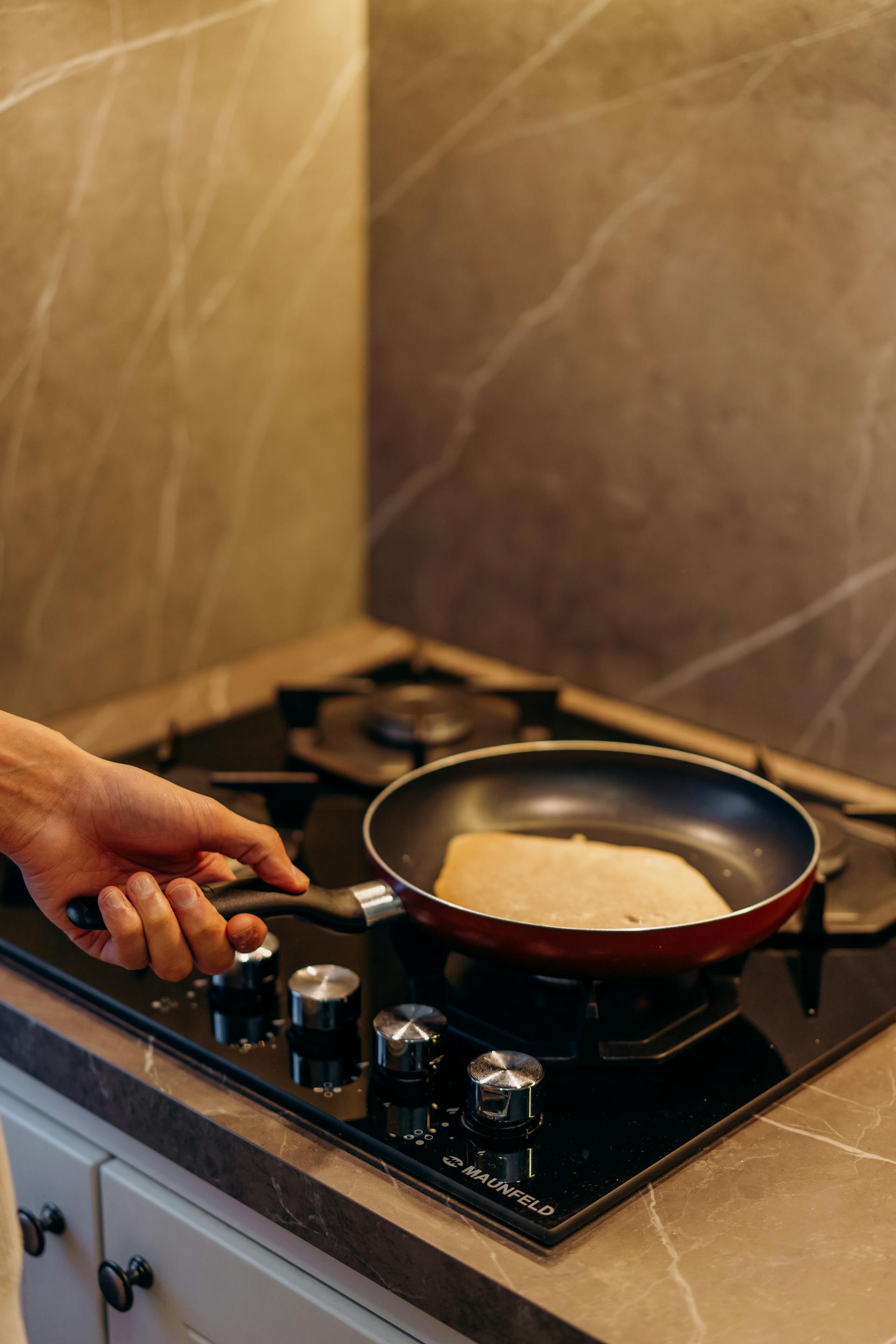 Ein Pfannkuchen in einer Pfanne | Quelle: Pexels