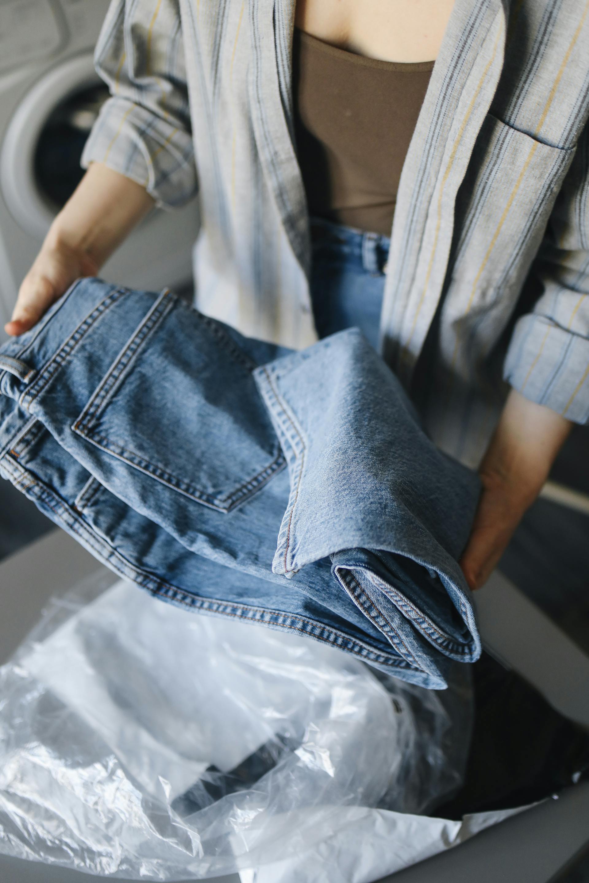 Eine Nahaufnahme einer Frau, die eine blaue Jeans hält | Quelle: Pexels