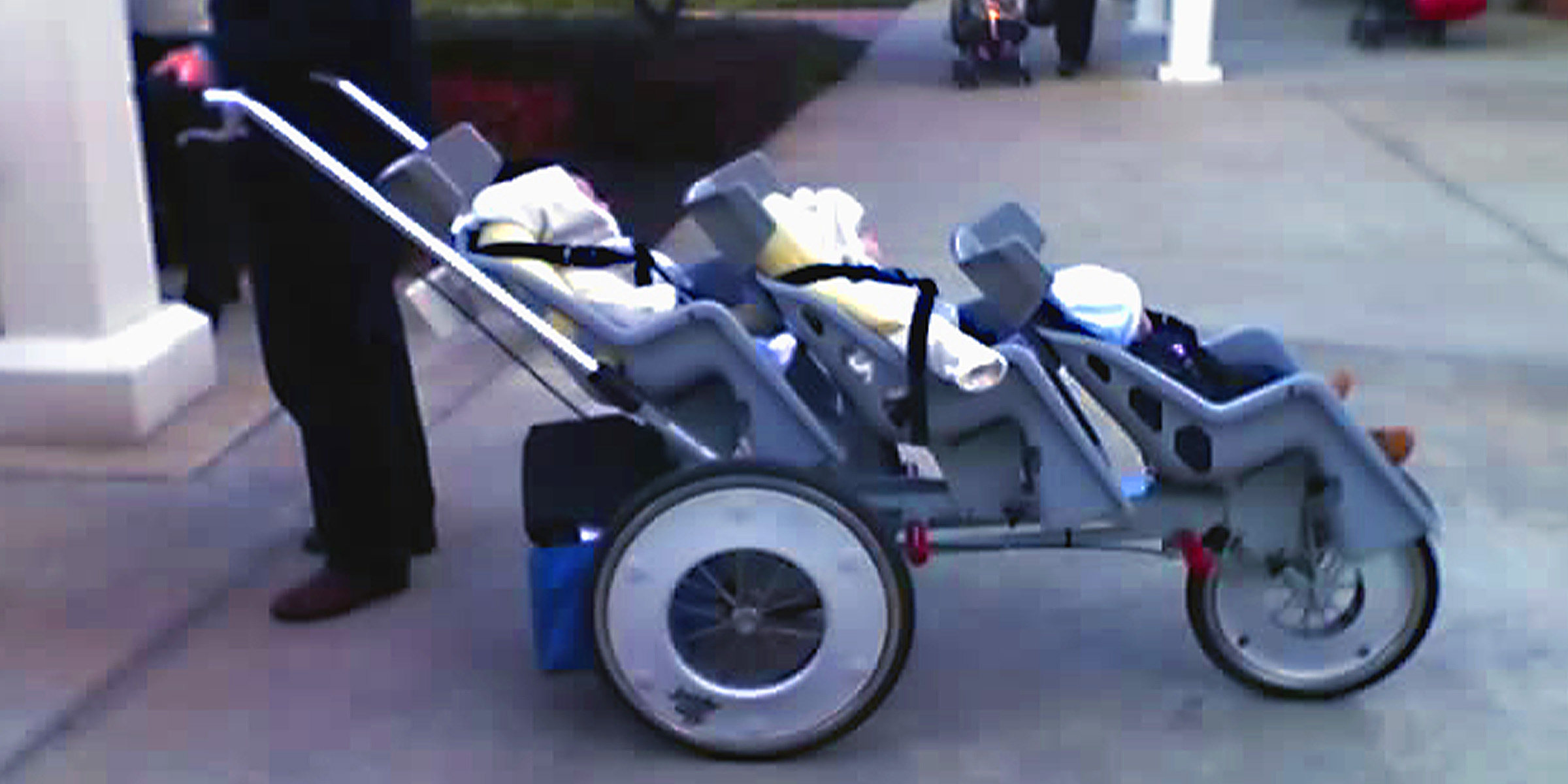 Ein Mann, der einen Kinderwagen für Drillinge zieht | Quelle: Flickr