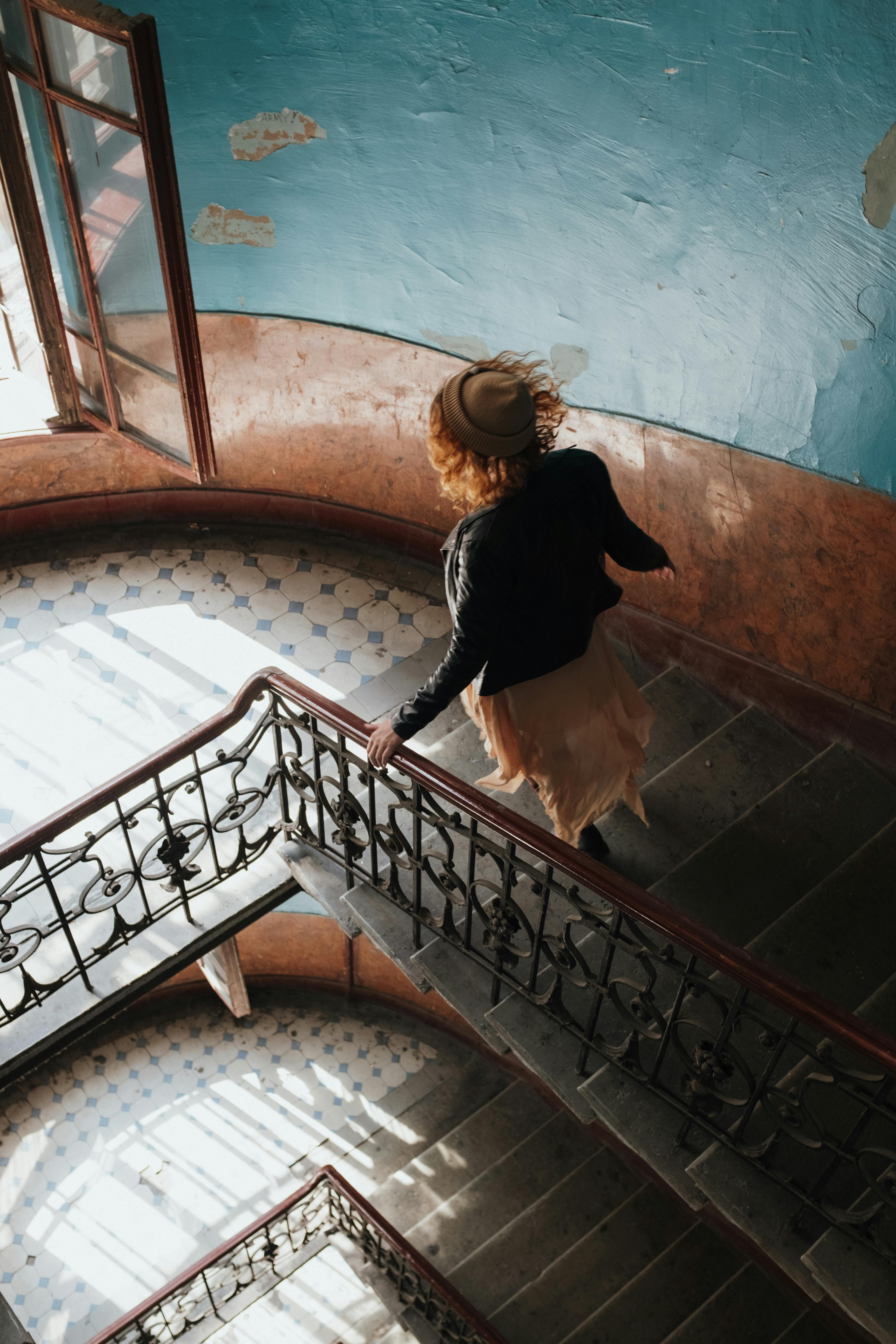 Eine Frau, die eine Treppe hinunterläuft | Quelle: Pexels