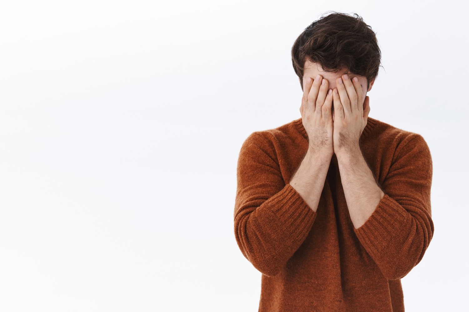 Ein depressiver junger Mann | Quelle: Freepik